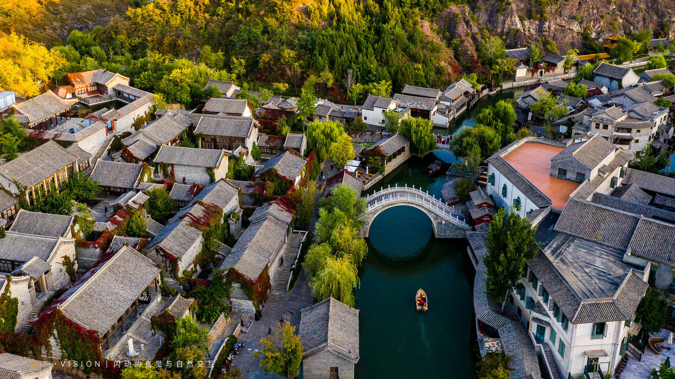 古北水镇的秋天 明媚阳光与缤纷秋叶 不带一点修饰 美得纯净 北京游记 途牛