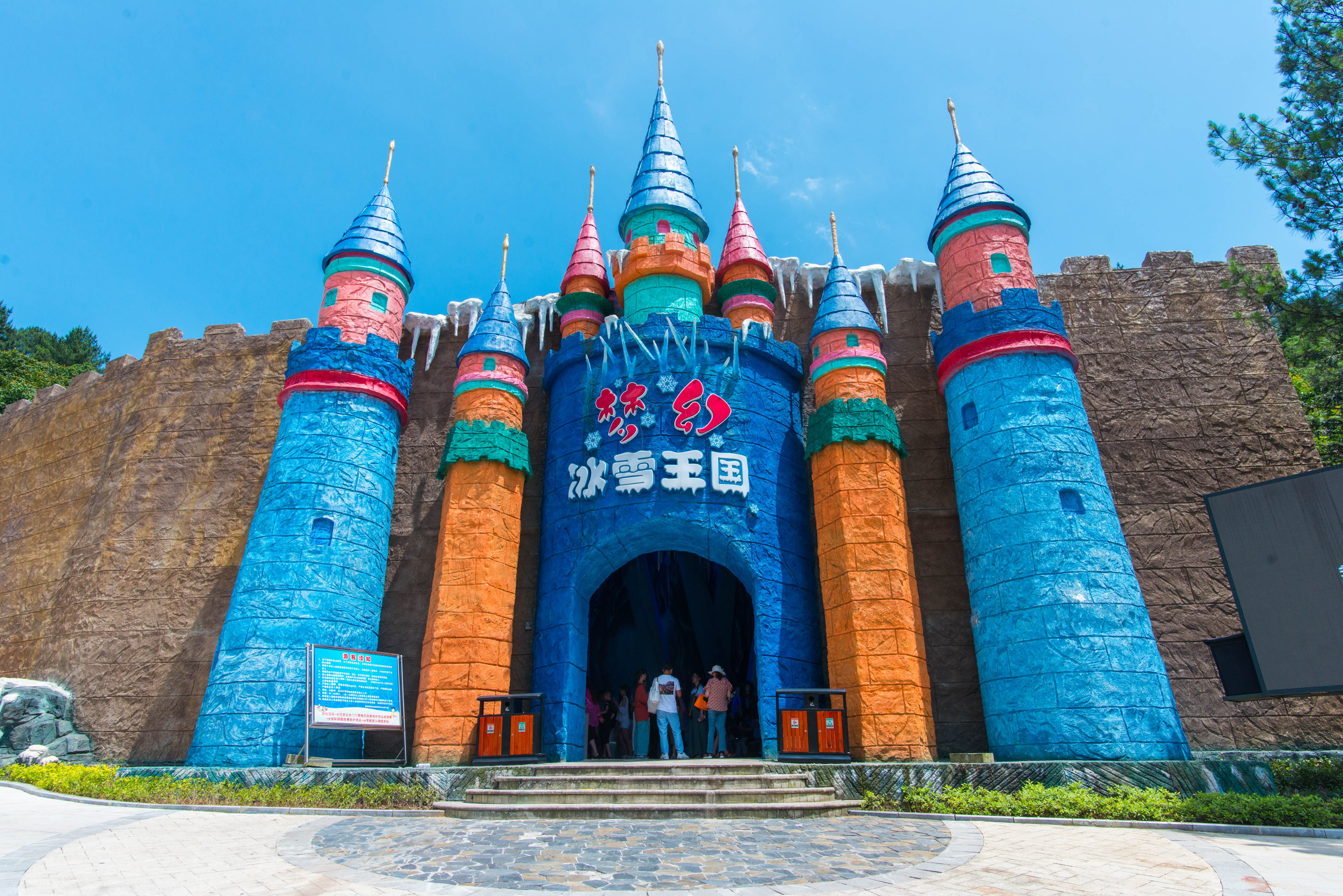 万盛奥陶纪公园西门区的梦幻冰雕王国是冬季主打,项目丰富的冰上运动