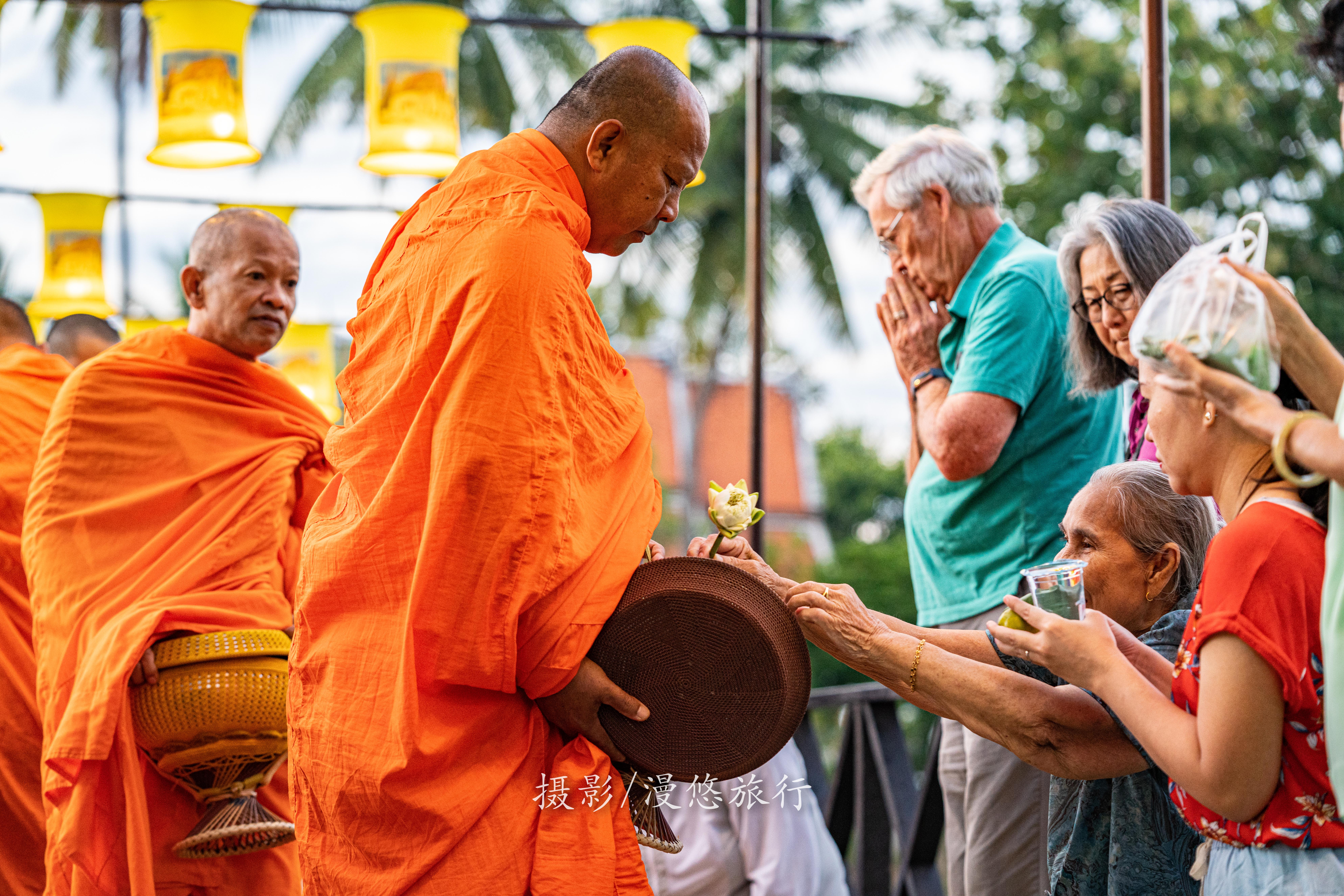 在泰国僧侣文化里,施主布施什么就接受什么