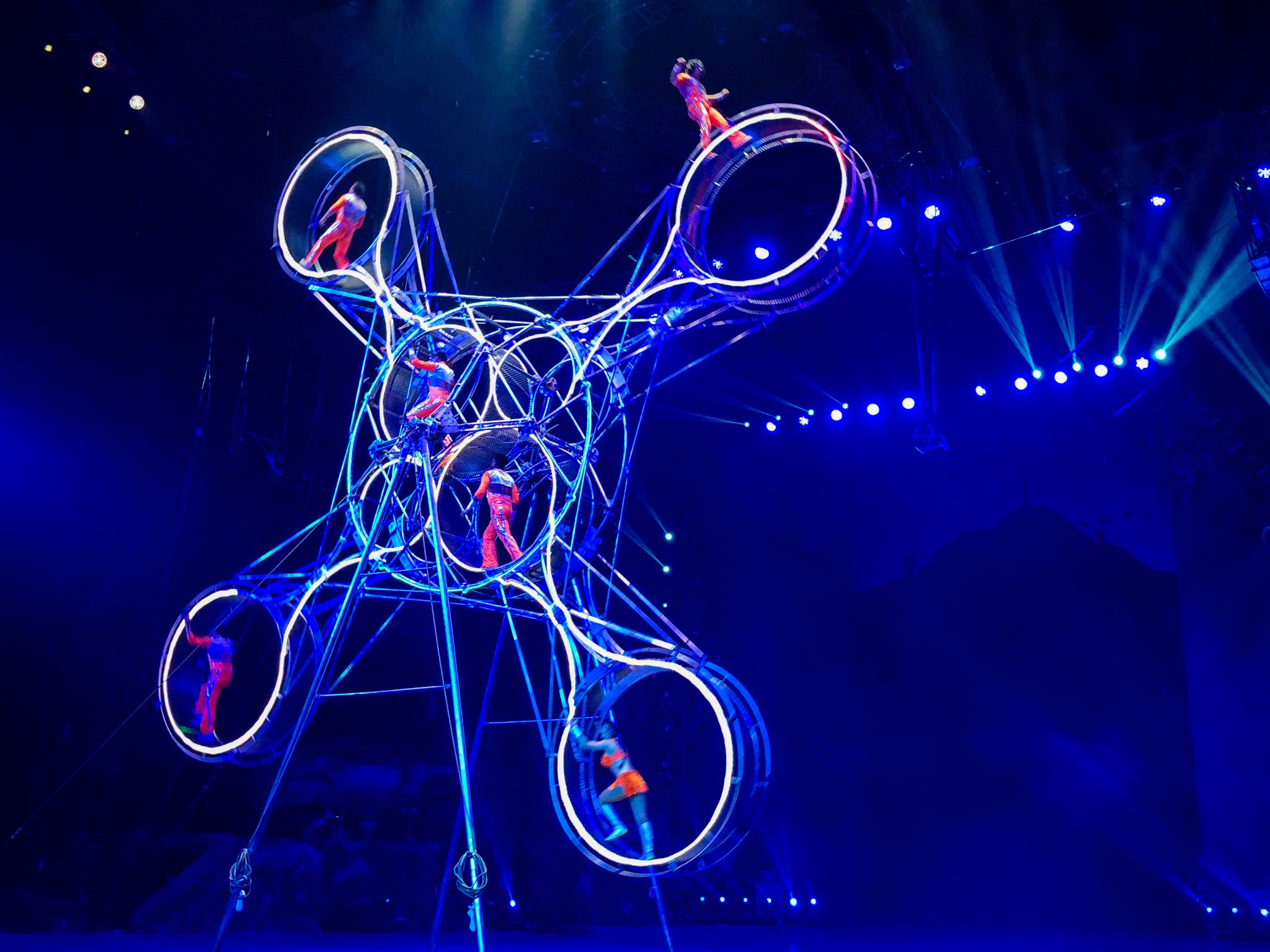 旋转轮 演员在高速旋转的轮子中上演各种高难度的动作