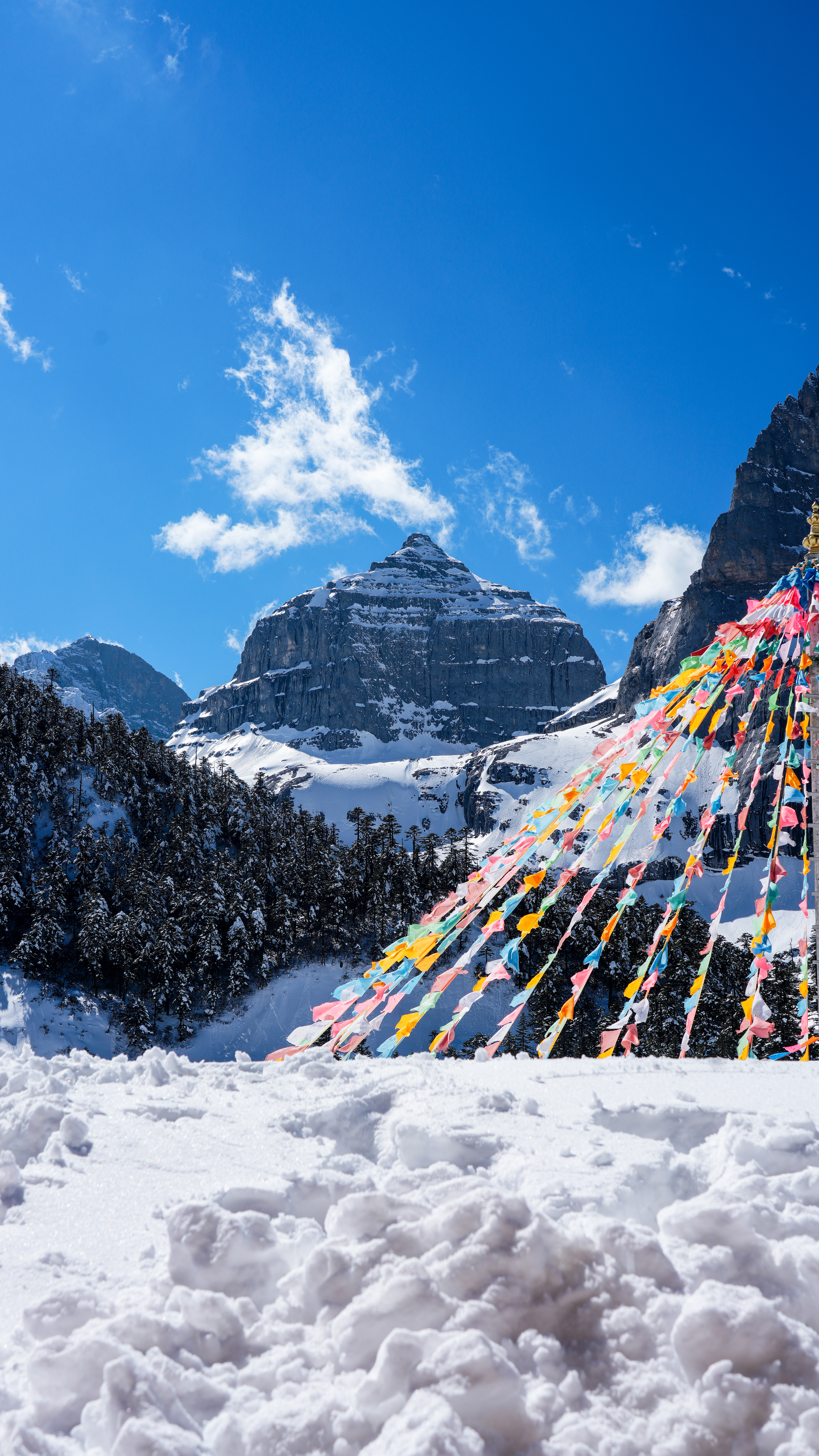 春游爆款世界各地游客争相打卡香巴拉佛塔雪山