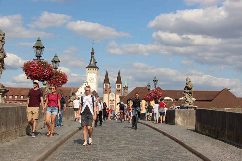 德国旅游业发达,每年有大量国内外游客在德国旅游.