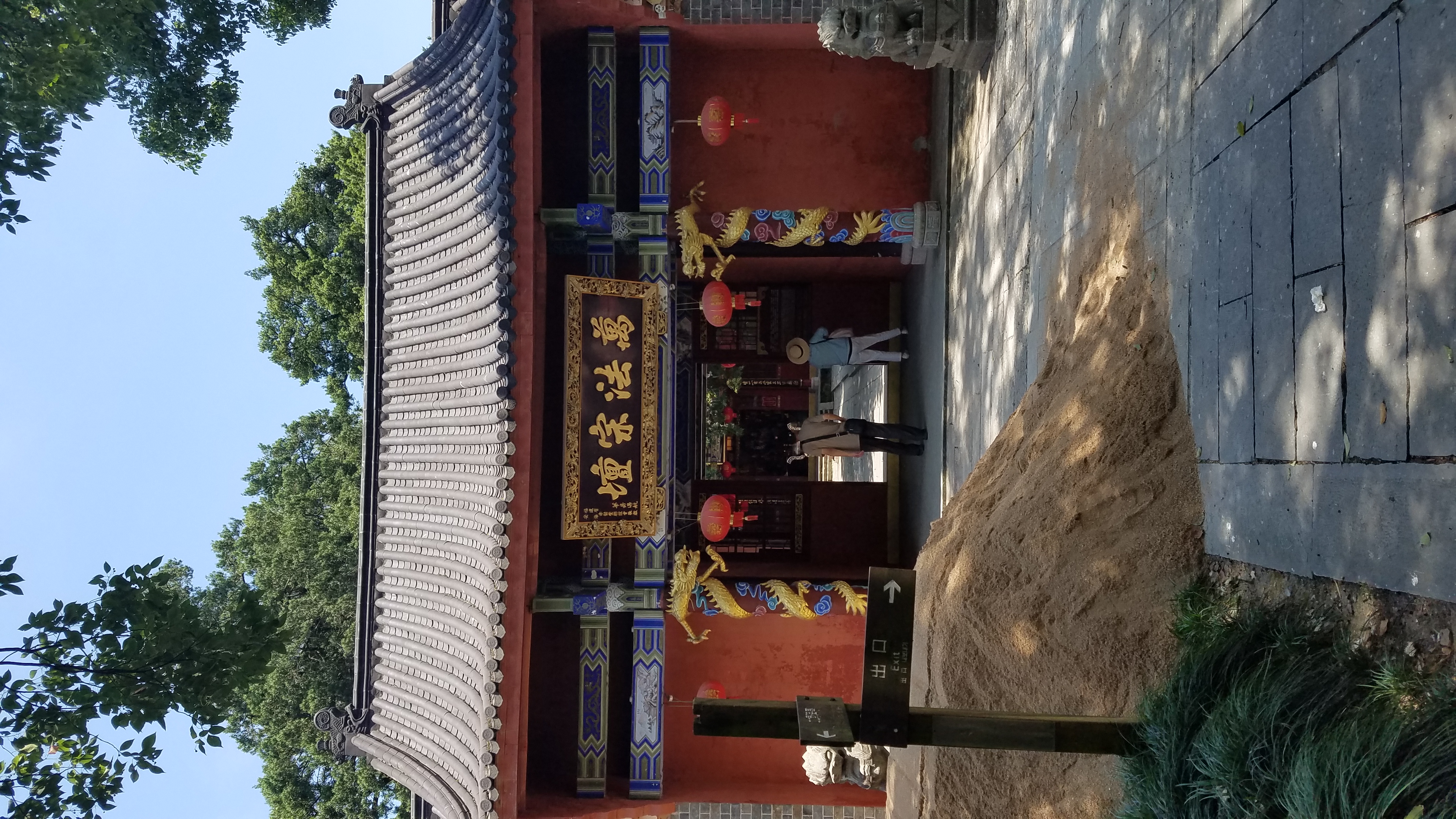 4,	天师府位于贵溪	上清镇	,临清溪,为历代张天师起居之地,原建于