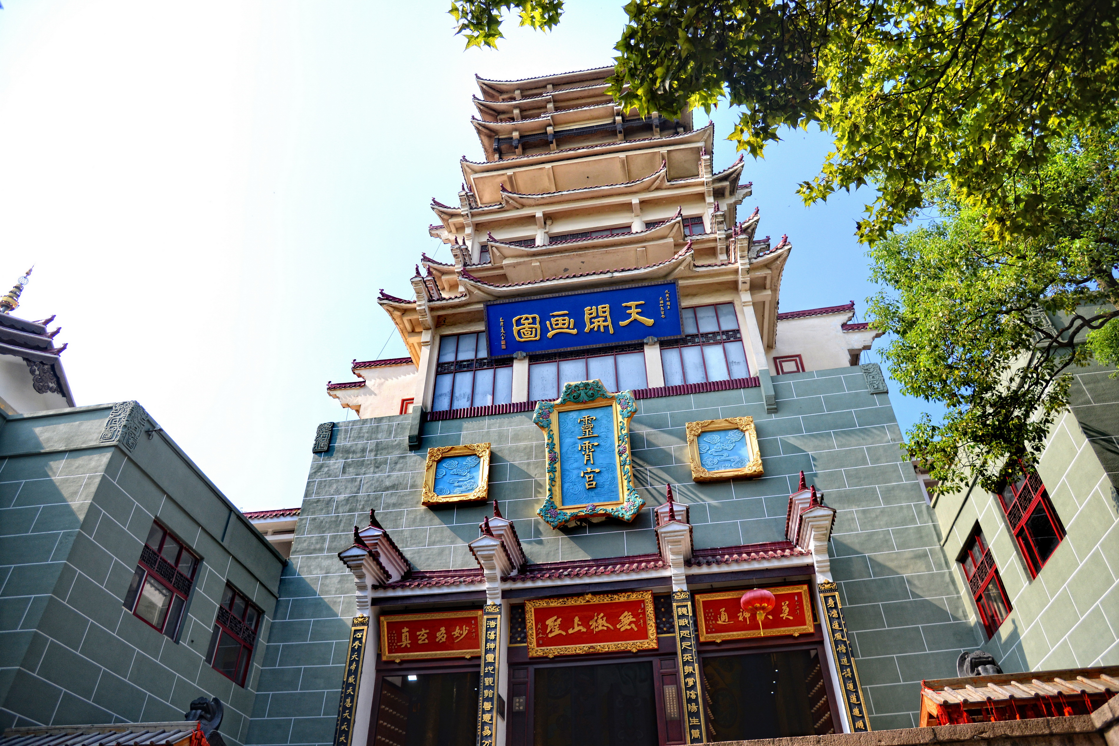 这是一个道观,常常会有游客到这里请道士占卜问签,据说还比较灵验.