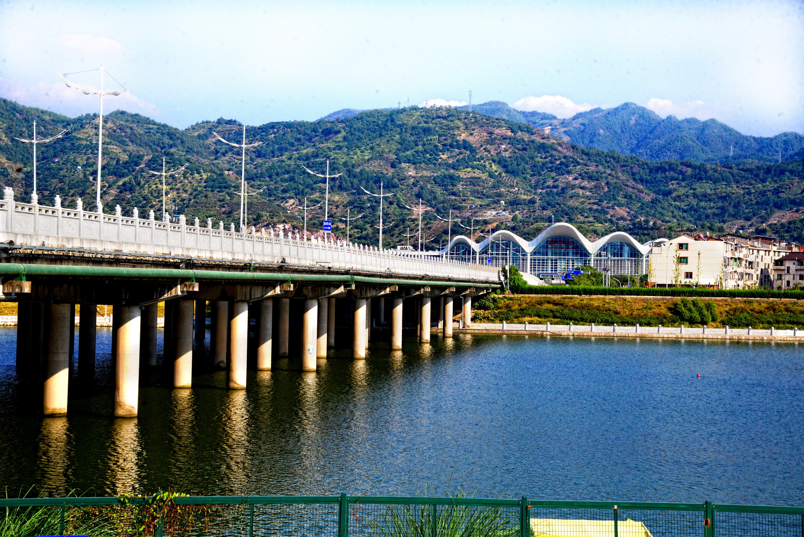 一江絲路盛景百里秀美河川