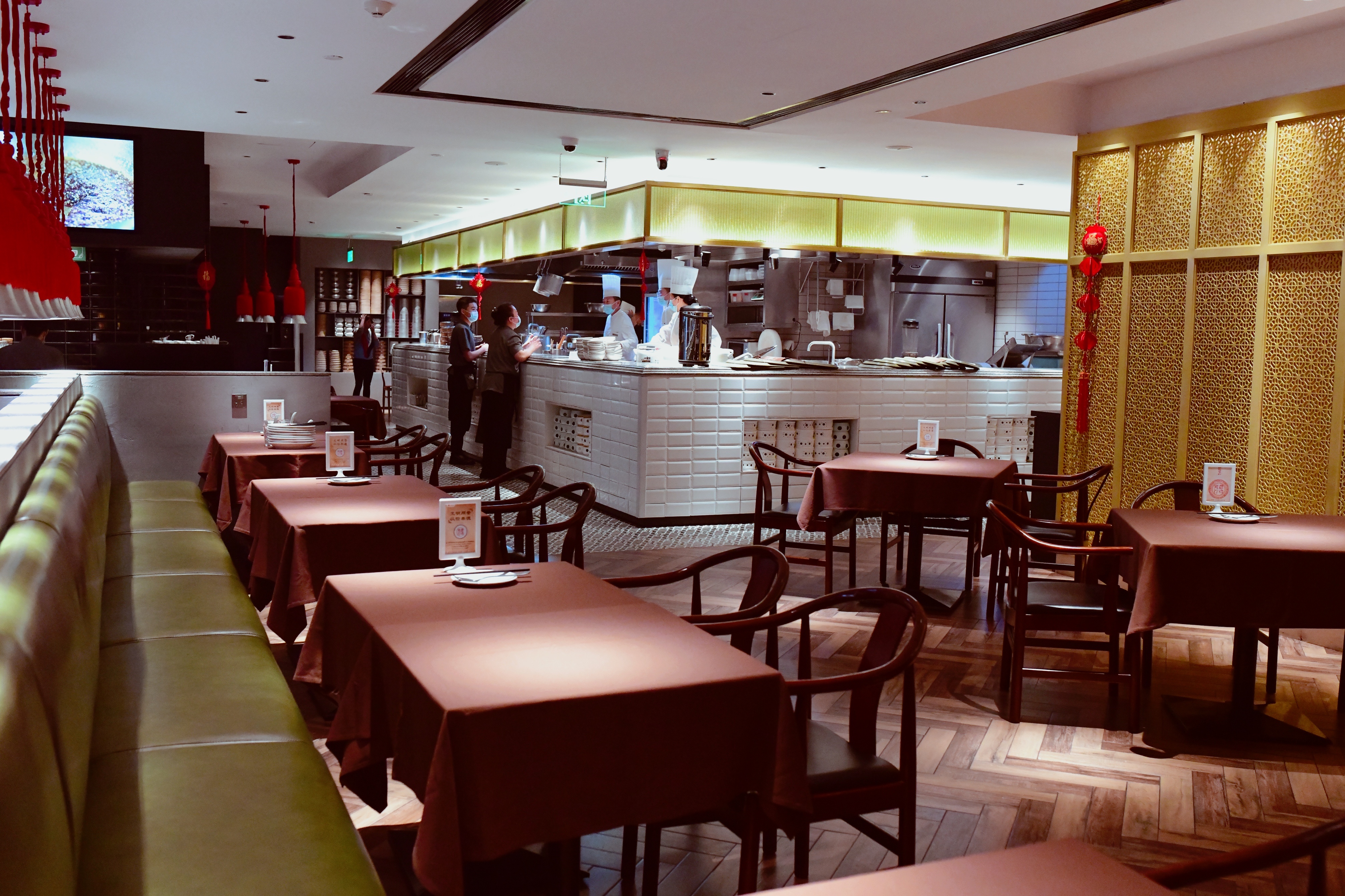 这家餐厅叫做真爱中国,光是名字我俩就很