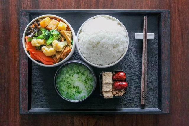 首先体验了慈心过堂斋-法门素食斋饭,在品味美食的同时,感受清淡的