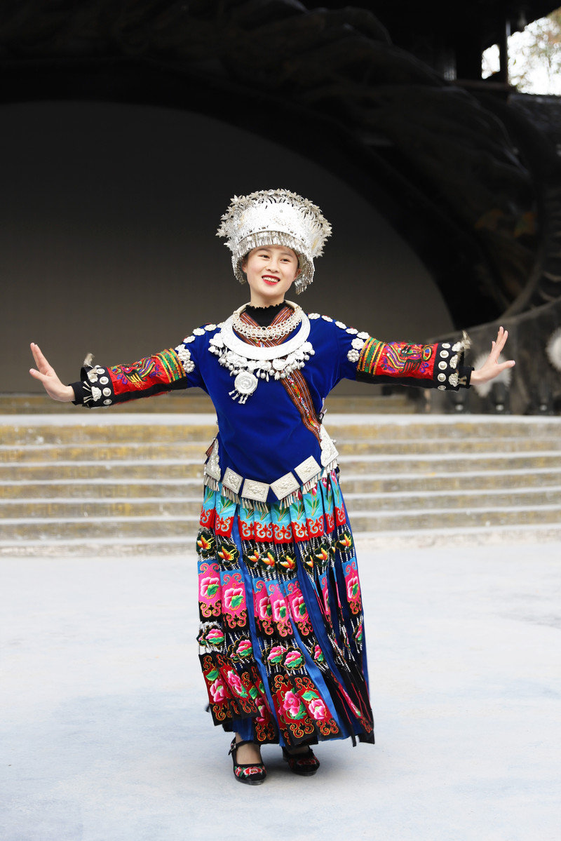 演出结束后,跟着苗族阿妹还学了几个基础的苗族舞蹈动作,对于没有舞蹈