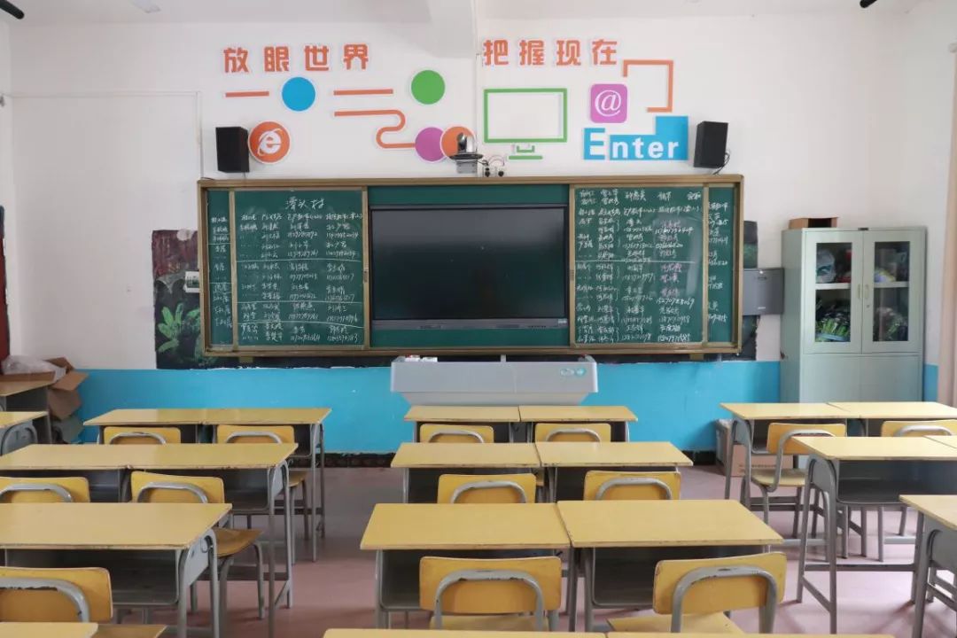 梓山镇潭头世纪小学的多媒体教室