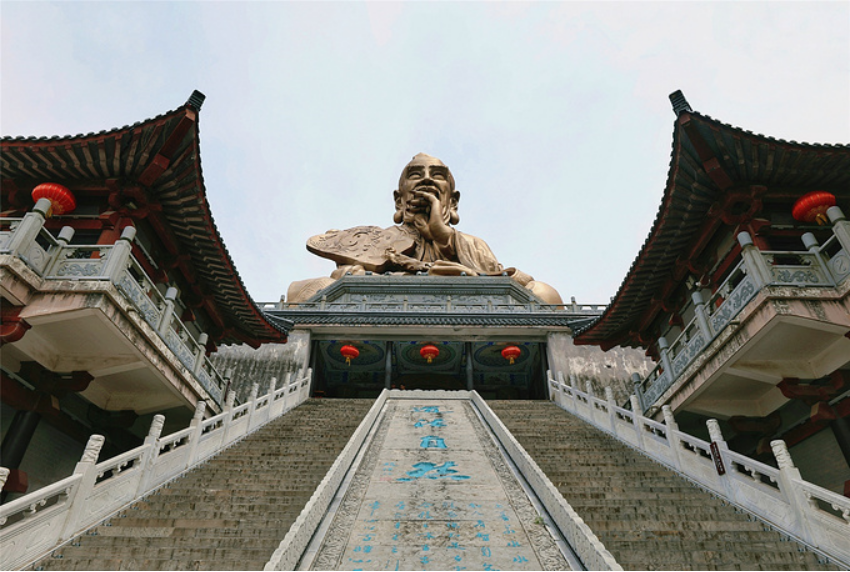 老子神像端莊慈祥,兩耳垂肩,美髯拂胸,右手執太極扇,左手舉於胸前,一