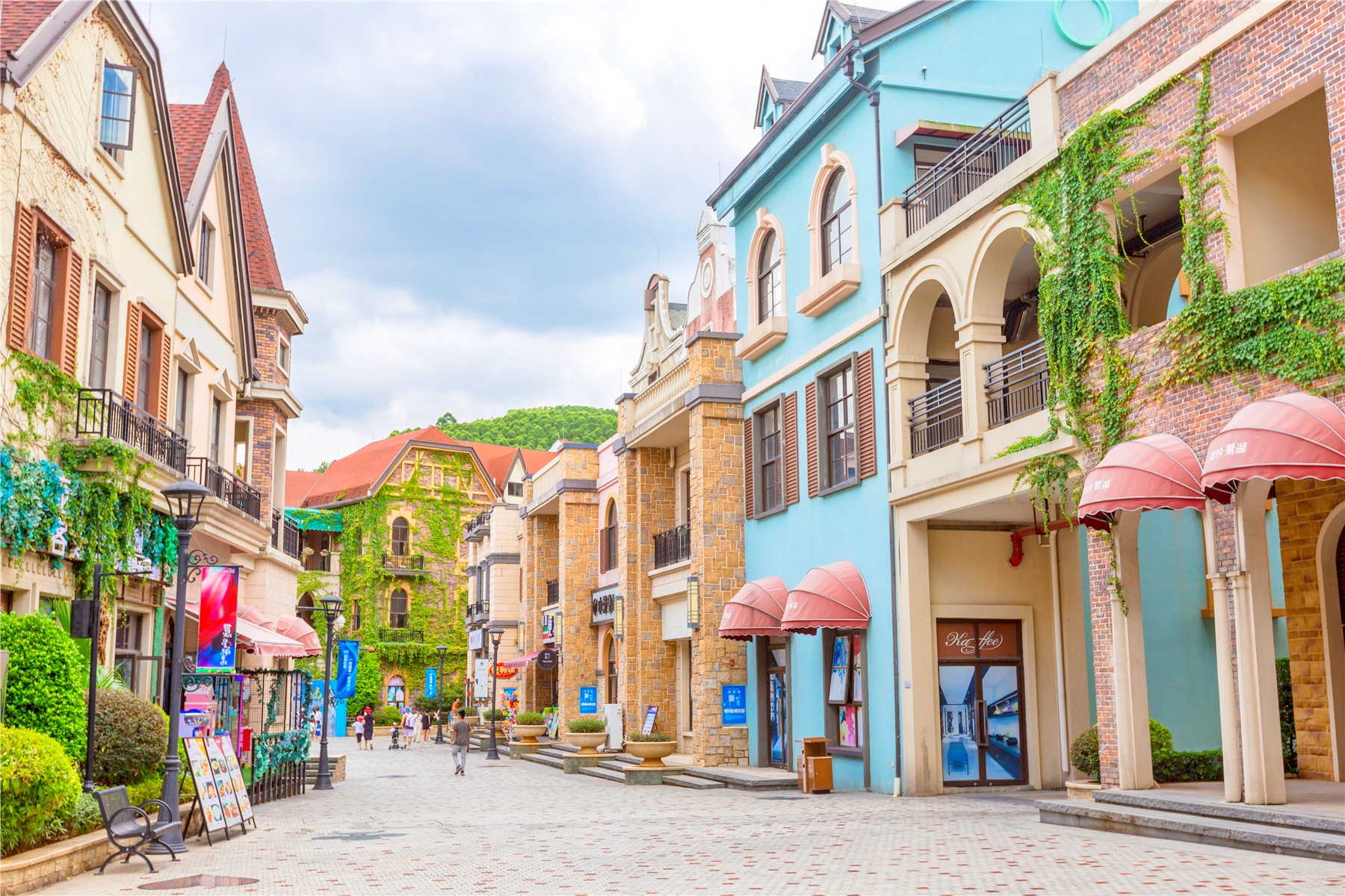 毫不夸张地说,美的鹭湖森林度假区内的安纳希小镇将法式浪漫气息还原