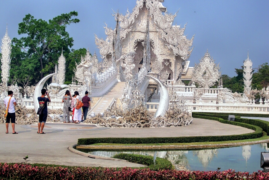 清迈的龙坤艺术庙(白庙)是当代打破传统特色的一座佛教和印度教寺庙