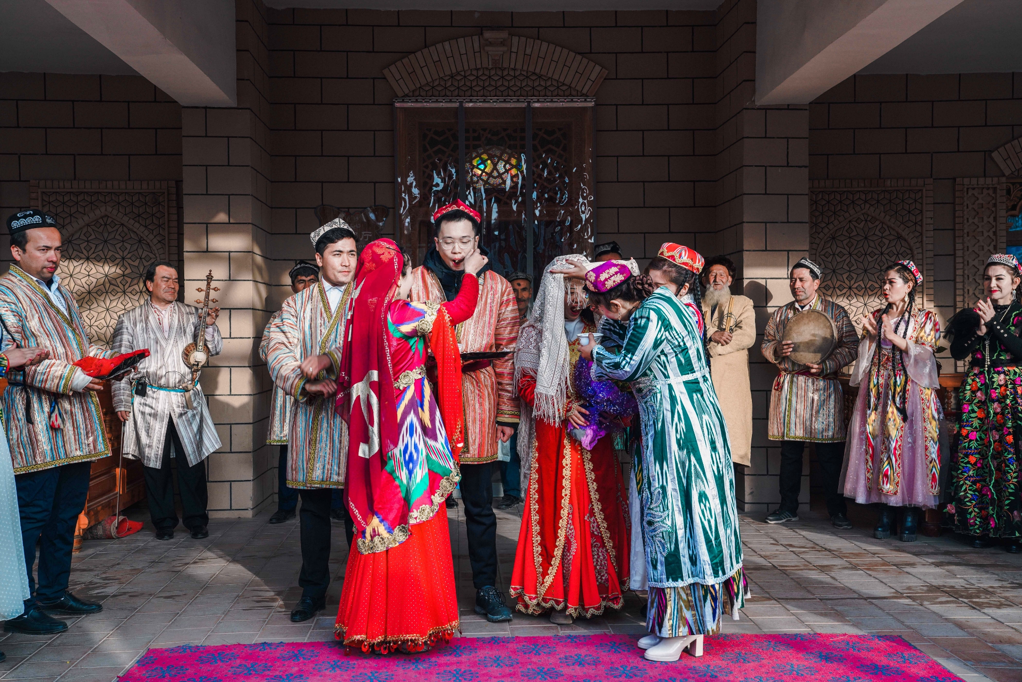 体验当地人的婚礼习俗和观看精彩绝伦的"欢乐香妃"歌舞表演,小朵和