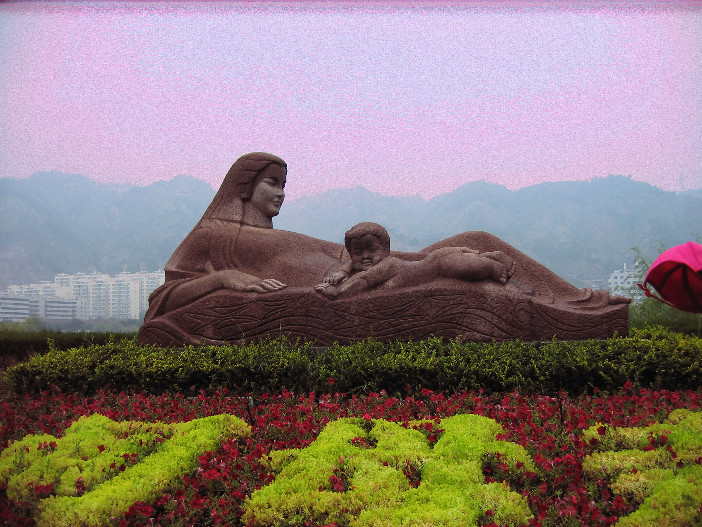 黄河母亲雕塑位于兰州市黄河南岸的滨河路中段,小西湖公园北侧,长6米