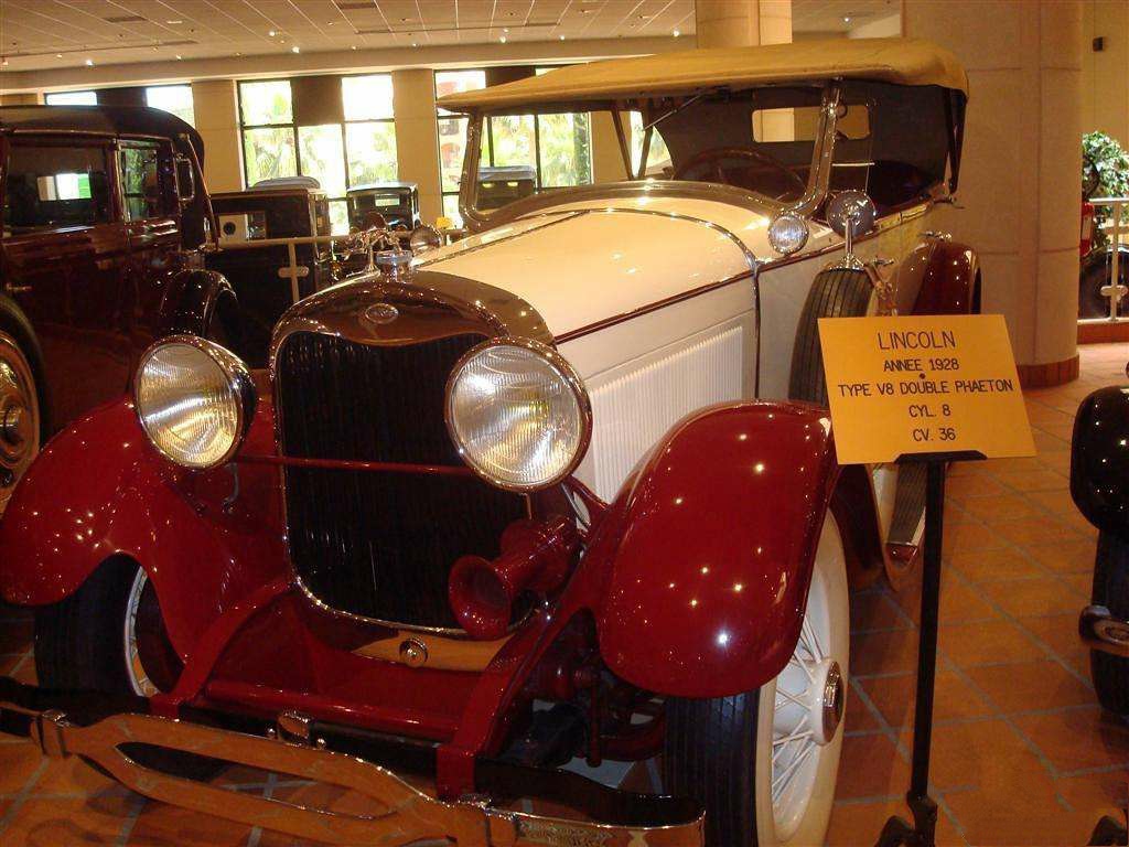 三世收藏的上百辆各个年代的古董汽车,如1911的雷诺,1924年的福特