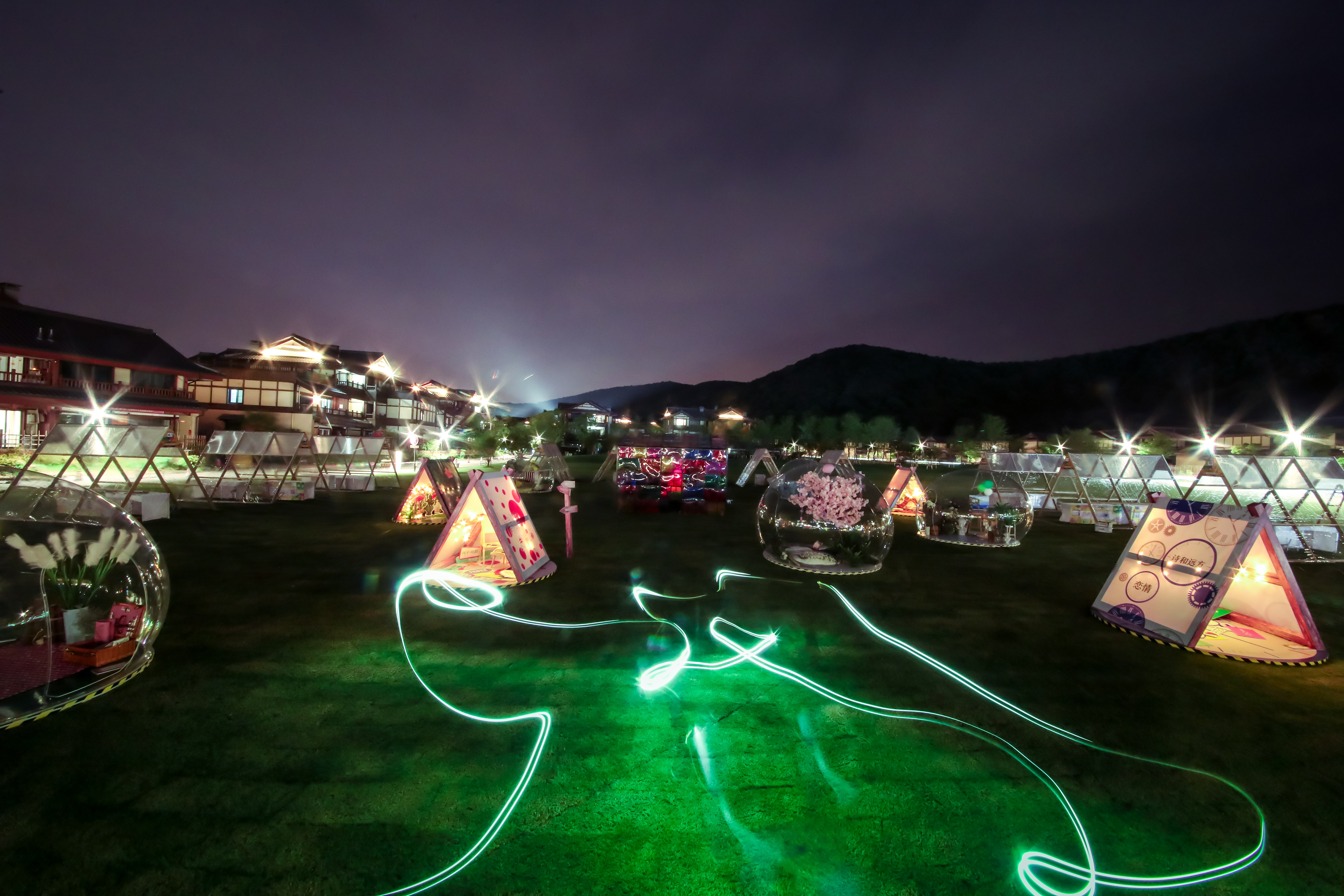 灵山拈花湾联手网红乐队,在星光帐篷的草地上演绎一场古风