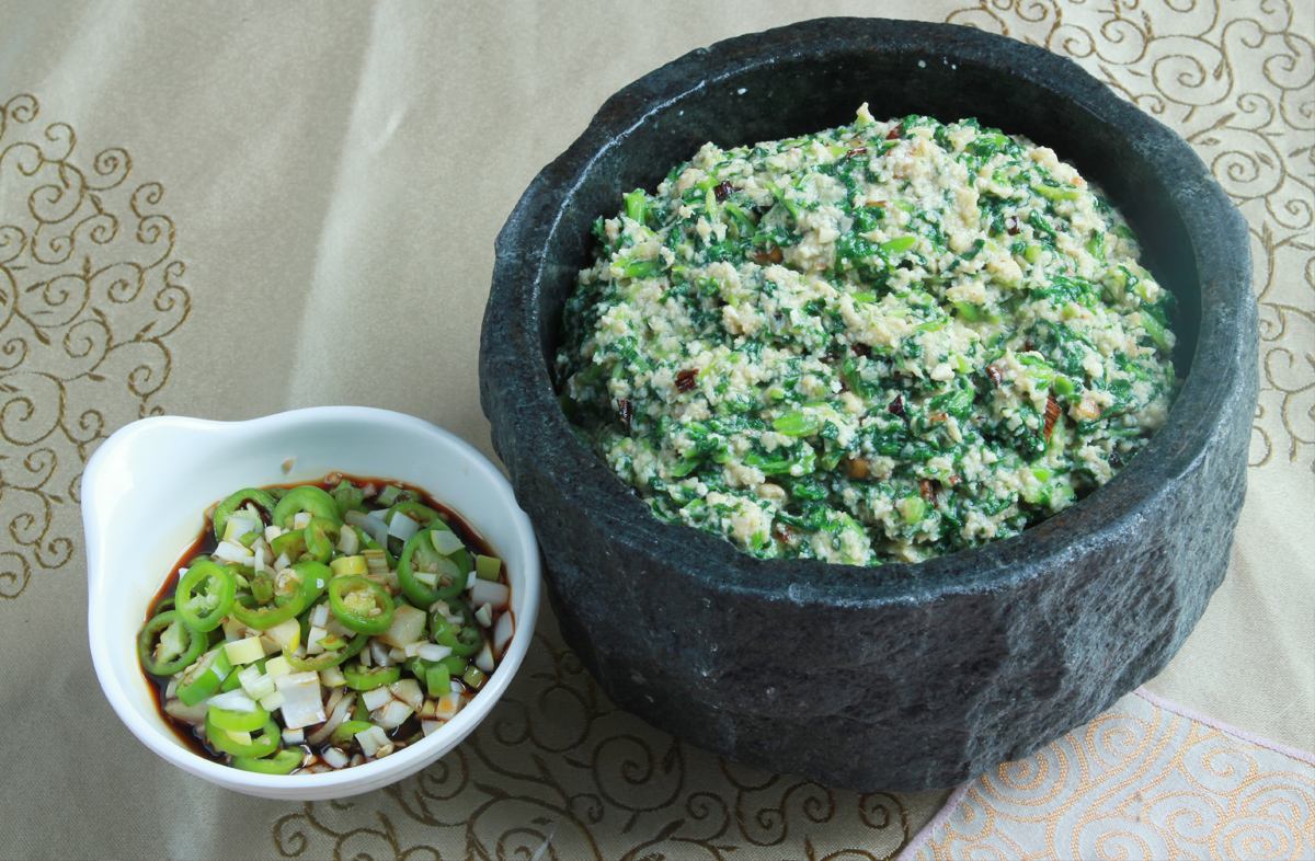 取水泡软了,用小磨或搅拌机磨成"豆泊儿"待用,把萝卜缨,芋头叶,小白菜