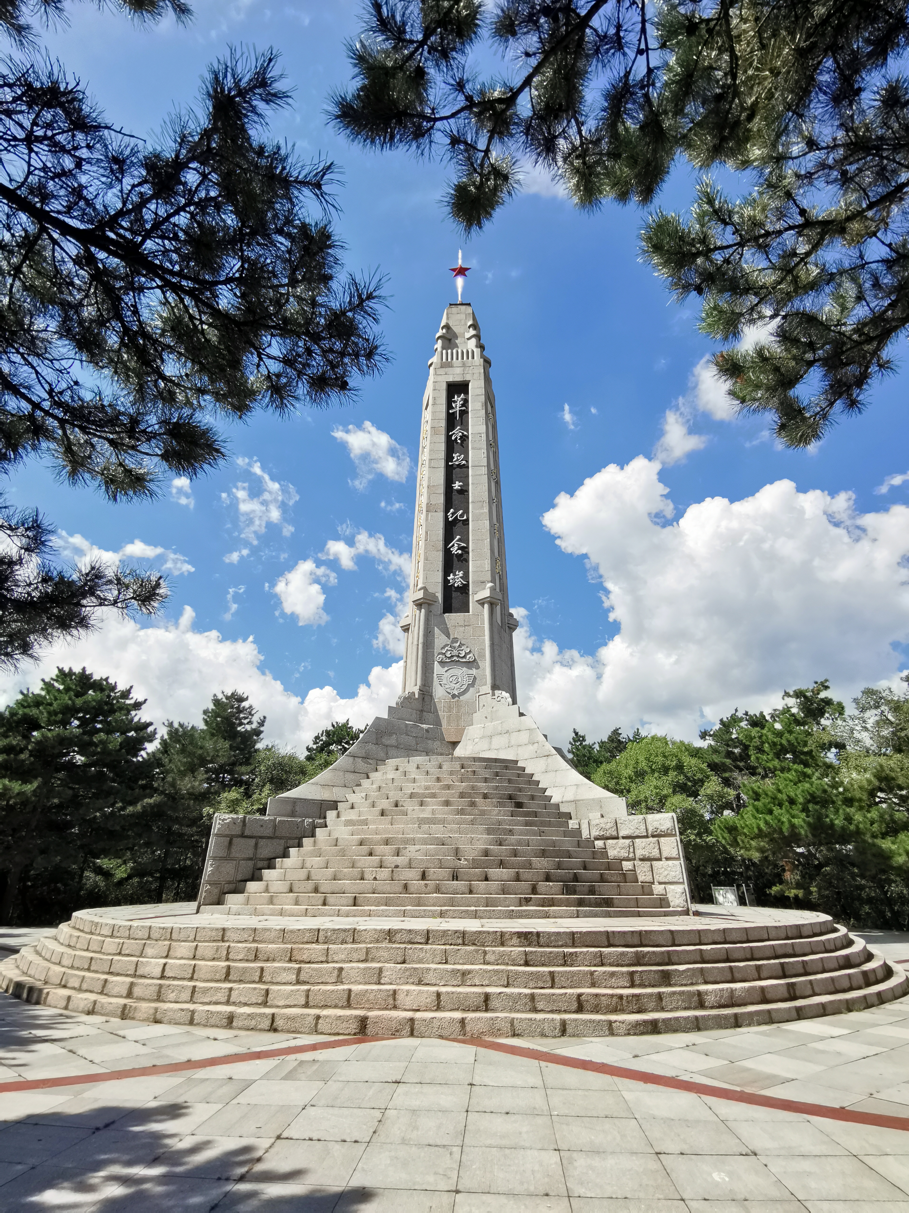 吉林市革命烈士纪念塔图片