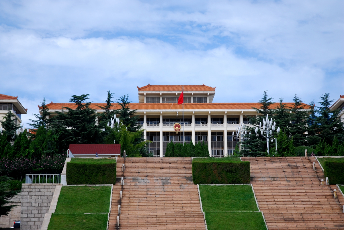 从环翠楼去海边,路过威海市政府,这里有小