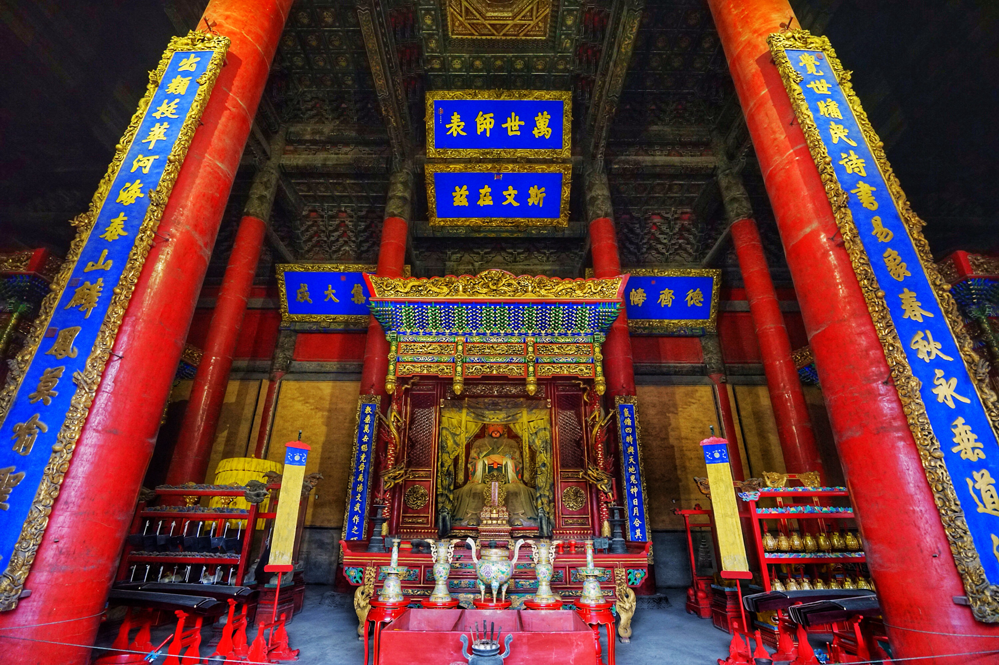 这间大成殿可以算是乾隆皇帝的个人书法展厅.