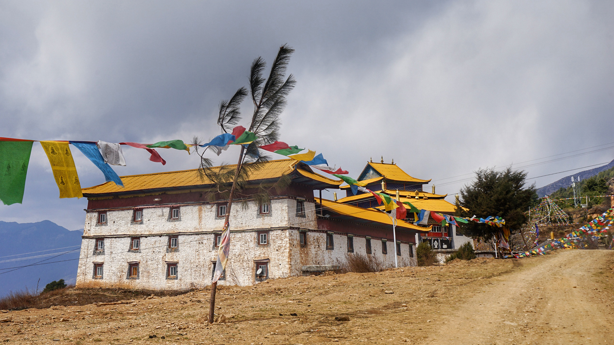 非常偏远,没有路标,非常难找也非常简陋的瓦尔寨大寺,不过旁边的遗迹