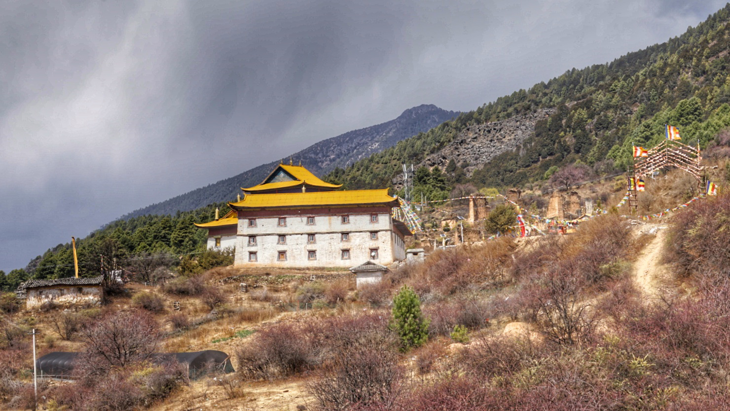 瓦尔寨大寺藏语全称拉顶噶丹达吉林,位于查布朗区东面二十公里处的