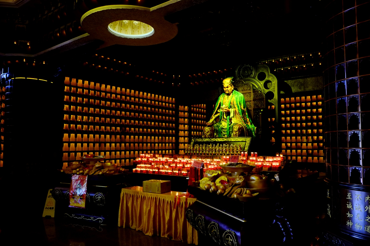 这间佛堂金碧辉煌,及其精美,应该是我见过