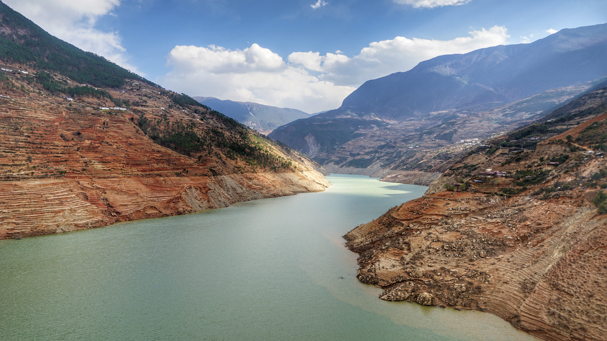 小金河的支流,旁边就是老虎嘴隧道,穿过隧道不远就是传说中的木里县啦