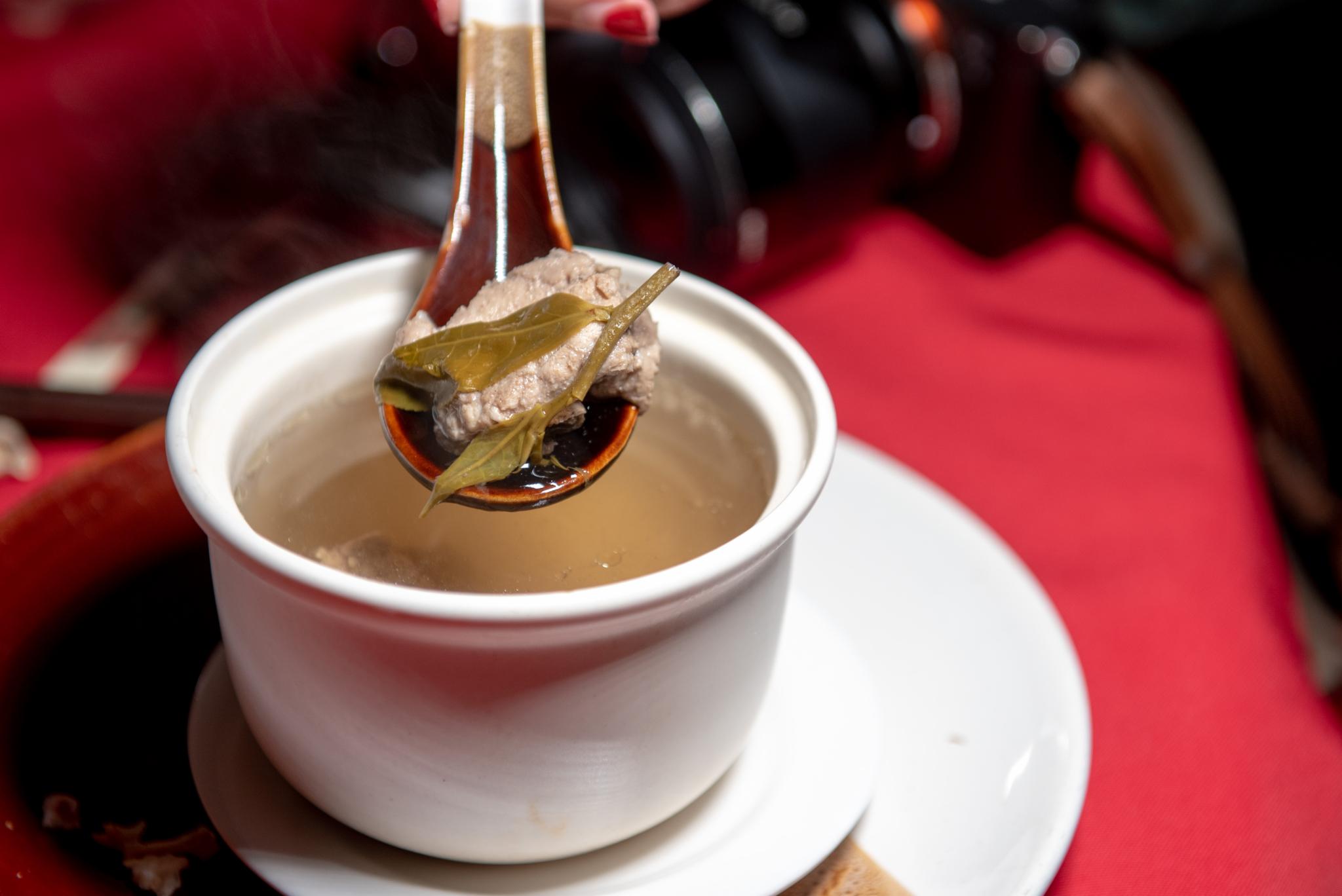 这是茶香龙骨汤,加入了茶叶来炖的骨头汤