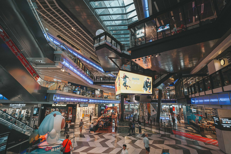 从新闻大厦继续往前走,过个桥会看见一个叫福南的商场,据说是新加坡