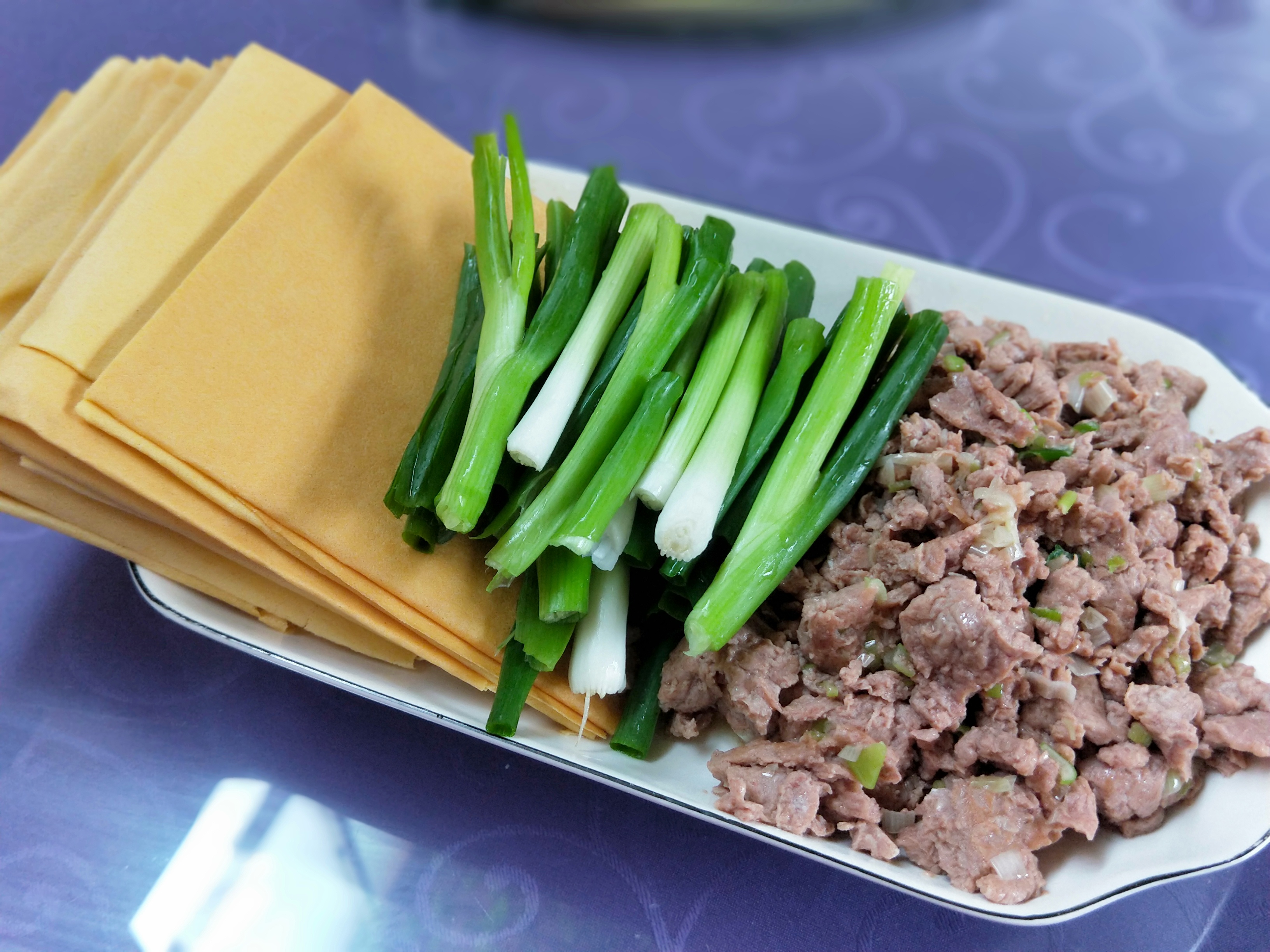 煎饼卷大葱虾酱凉拌小墨鱼辣炒八爪鱼温拌八爪鱼炒螃蟹,虽然螃蟹小点