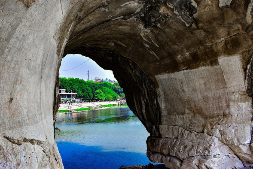 在往下走就到了水月洞,水月洞就象山鼻子的