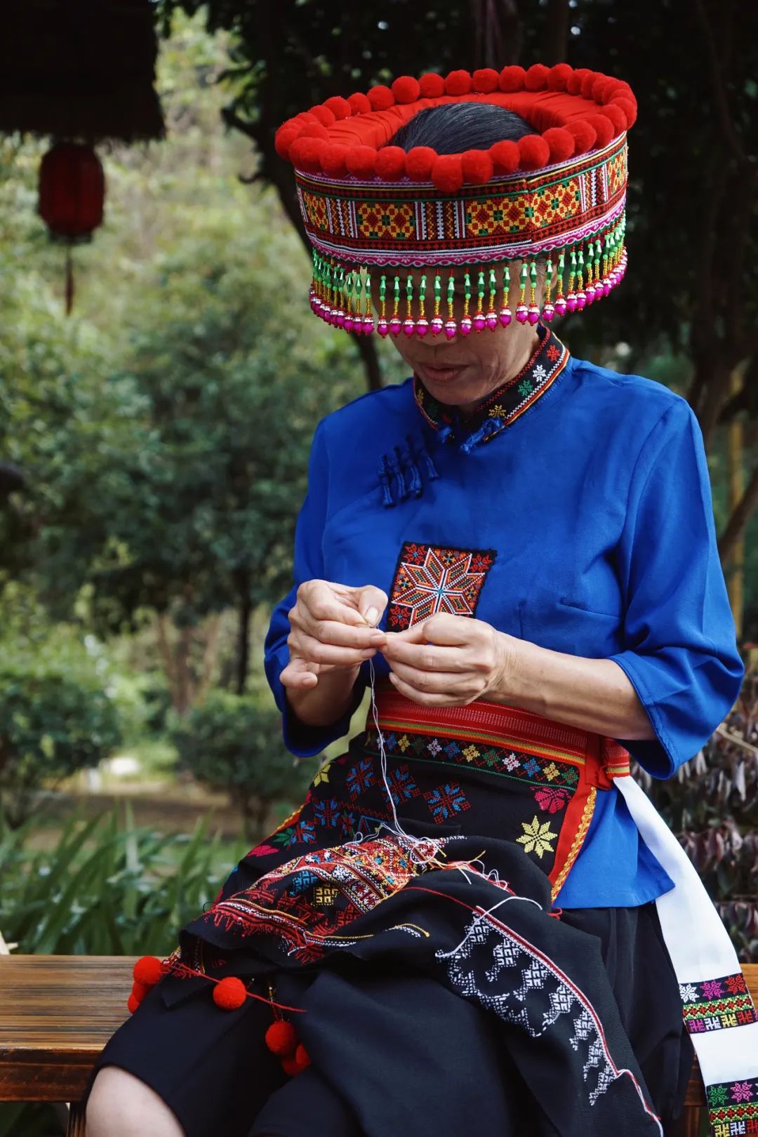 游客可在吊脚楼旁欣赏传统的瑶族长鼓舞,也可和过山瑶阿哥阿妹一起跳