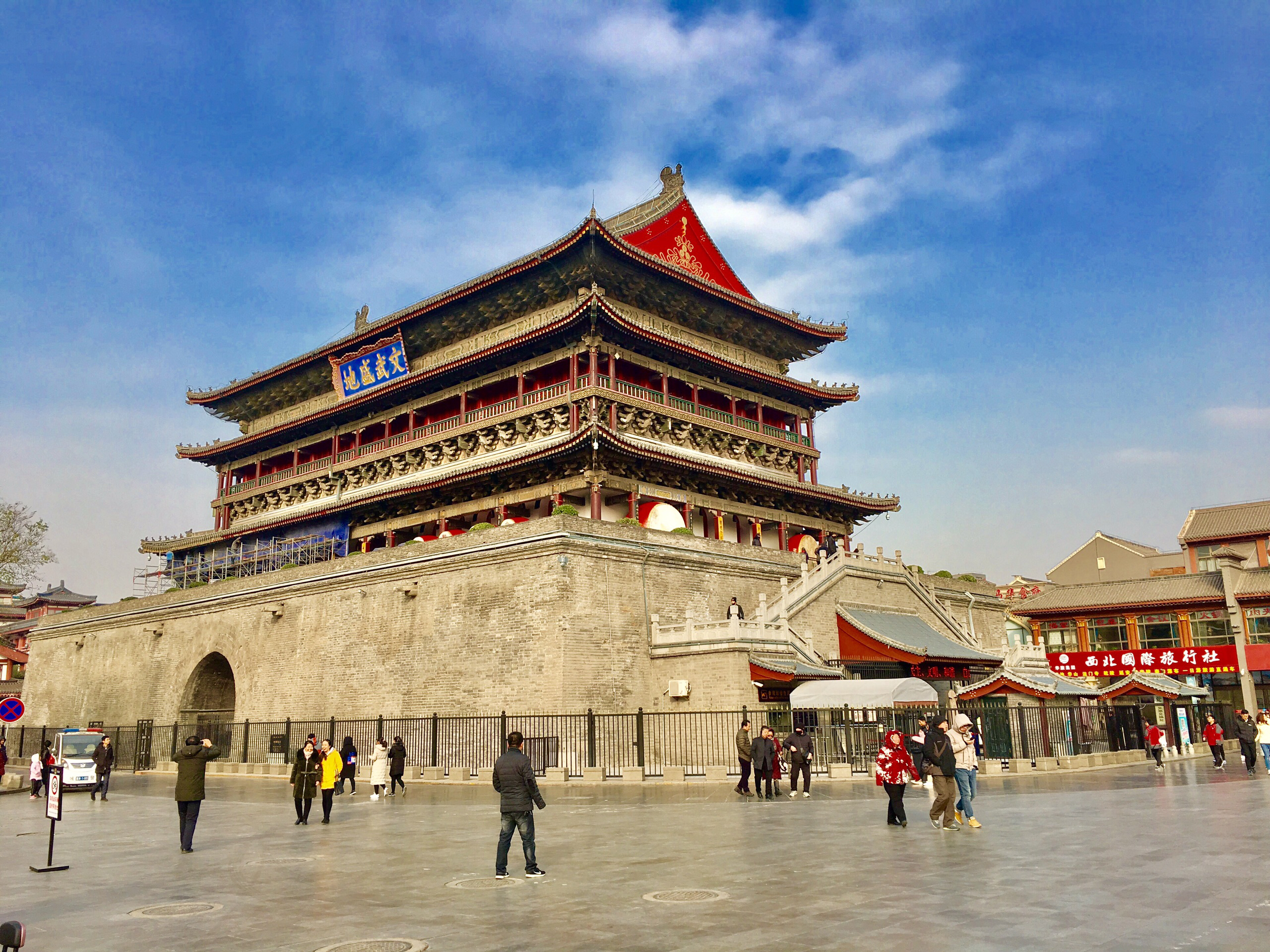 建于明朝,鼓楼与钟楼相对,都是西安这座古城的地标性建筑,楼内设有不