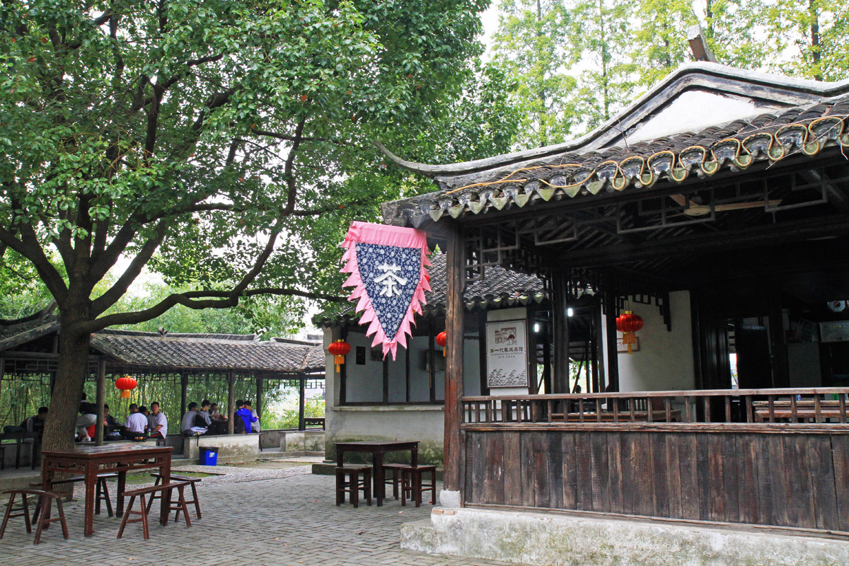 沪剧《芦荡火种》,京剧《沙家浜》里的春来茶馆,在芦苇荡里早就有了