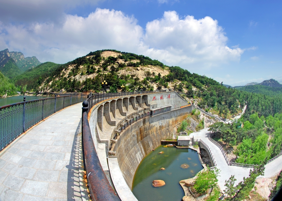 蒙山九龙潭瀑布高26米,左右两侧分别有各有百