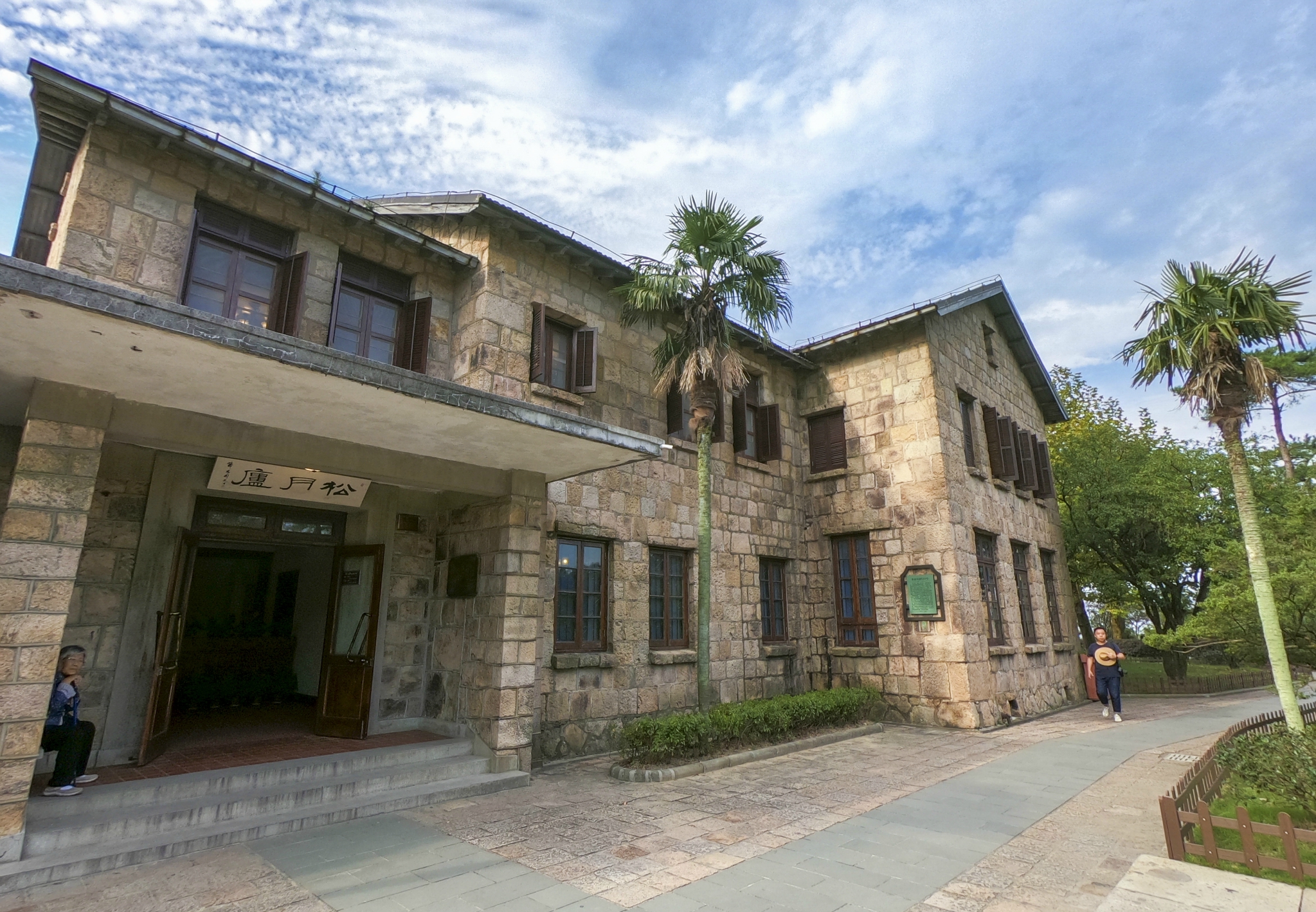 在莫干山顶,有一片古老的别墅群,老旧的