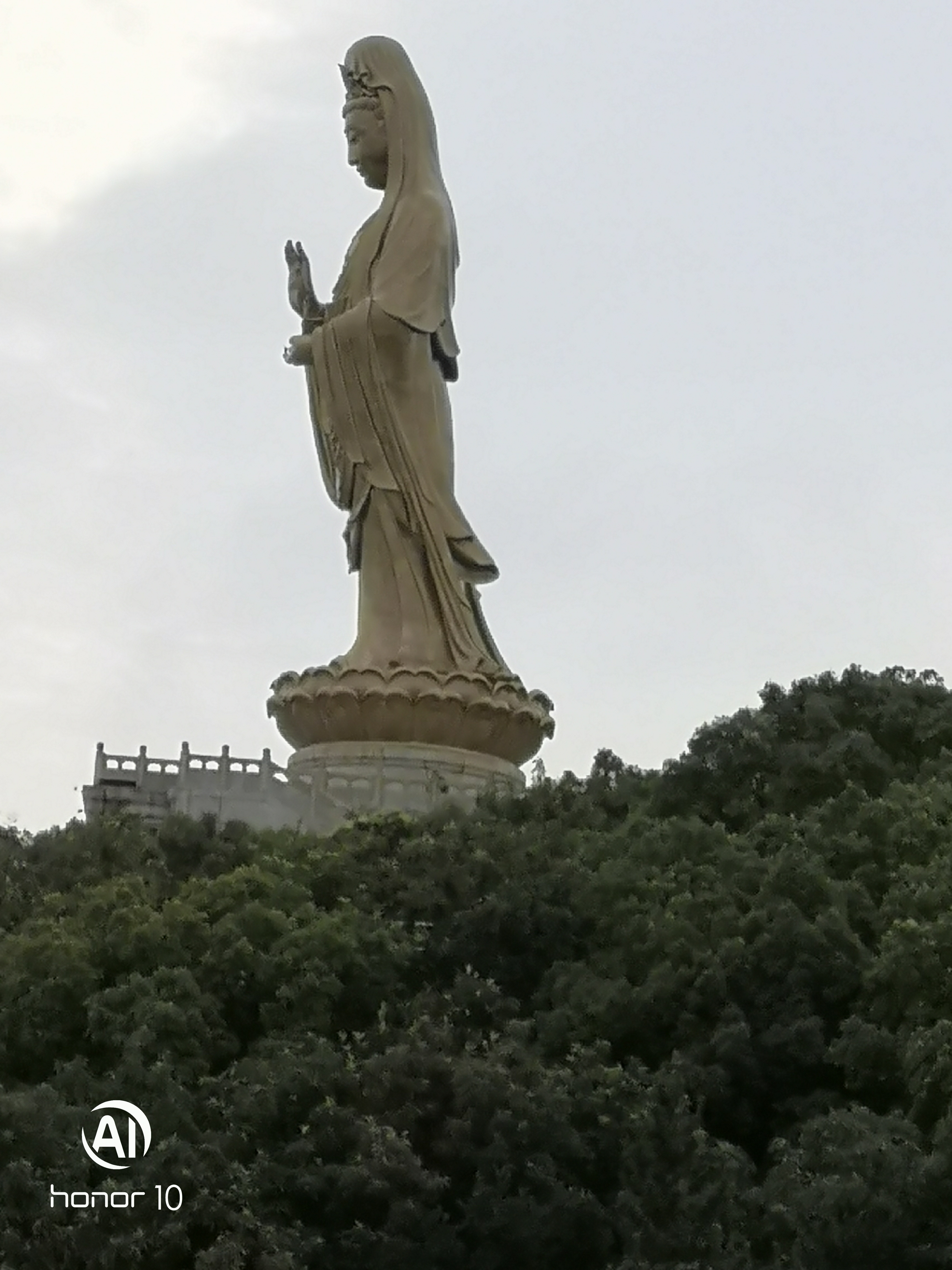 大佛】屹立於普陀山南端龍灣山崗,是普陀山的標誌性建築