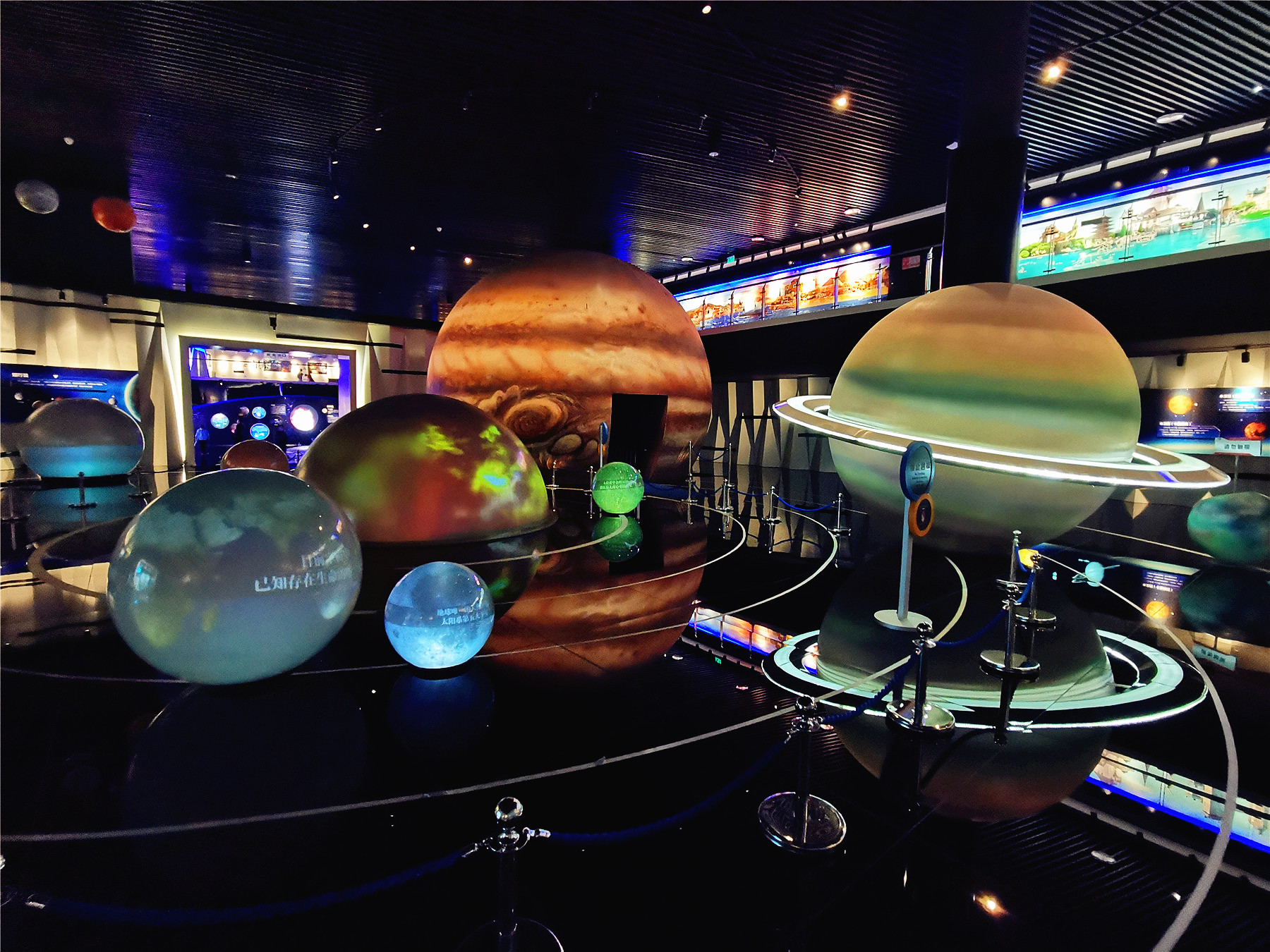 全围合视角营造无限遐想的沉浸式观影体验,完美展现了星空独特的美丽