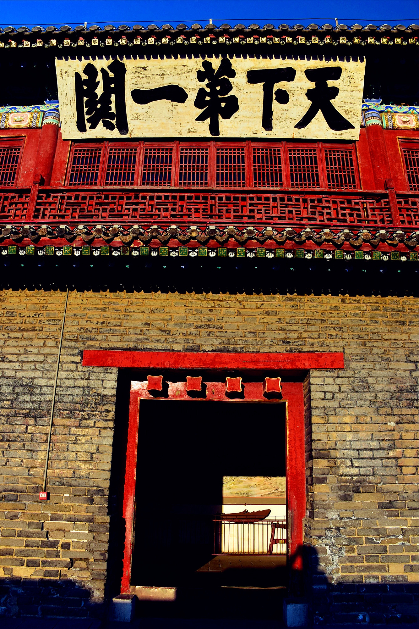 有关"天下第一关"这块匾额有许多神奇的传说,其中这幅匾额究竟是谁写