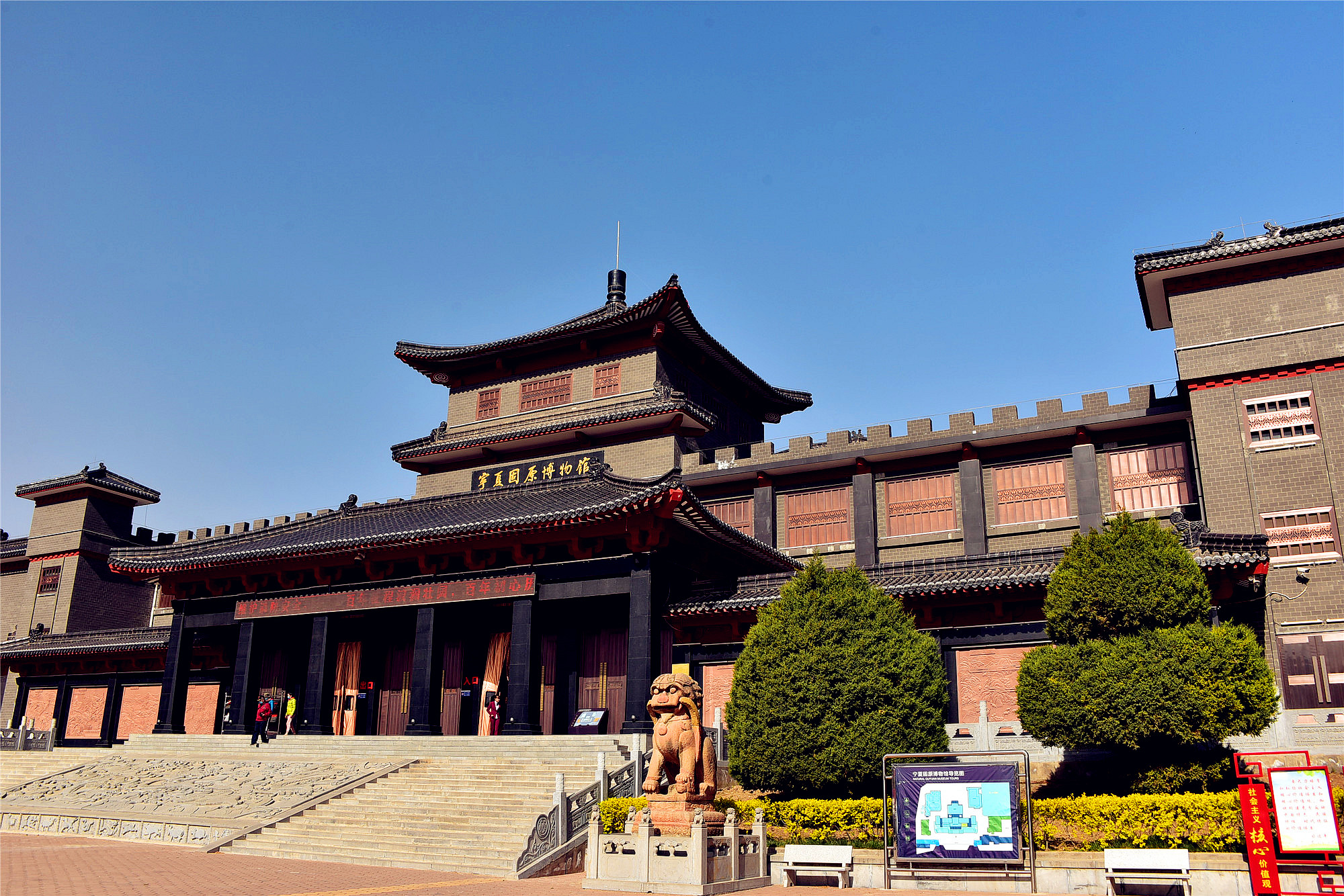 博物馆外观为四角攒尖宝刹式仿唐结构建筑.