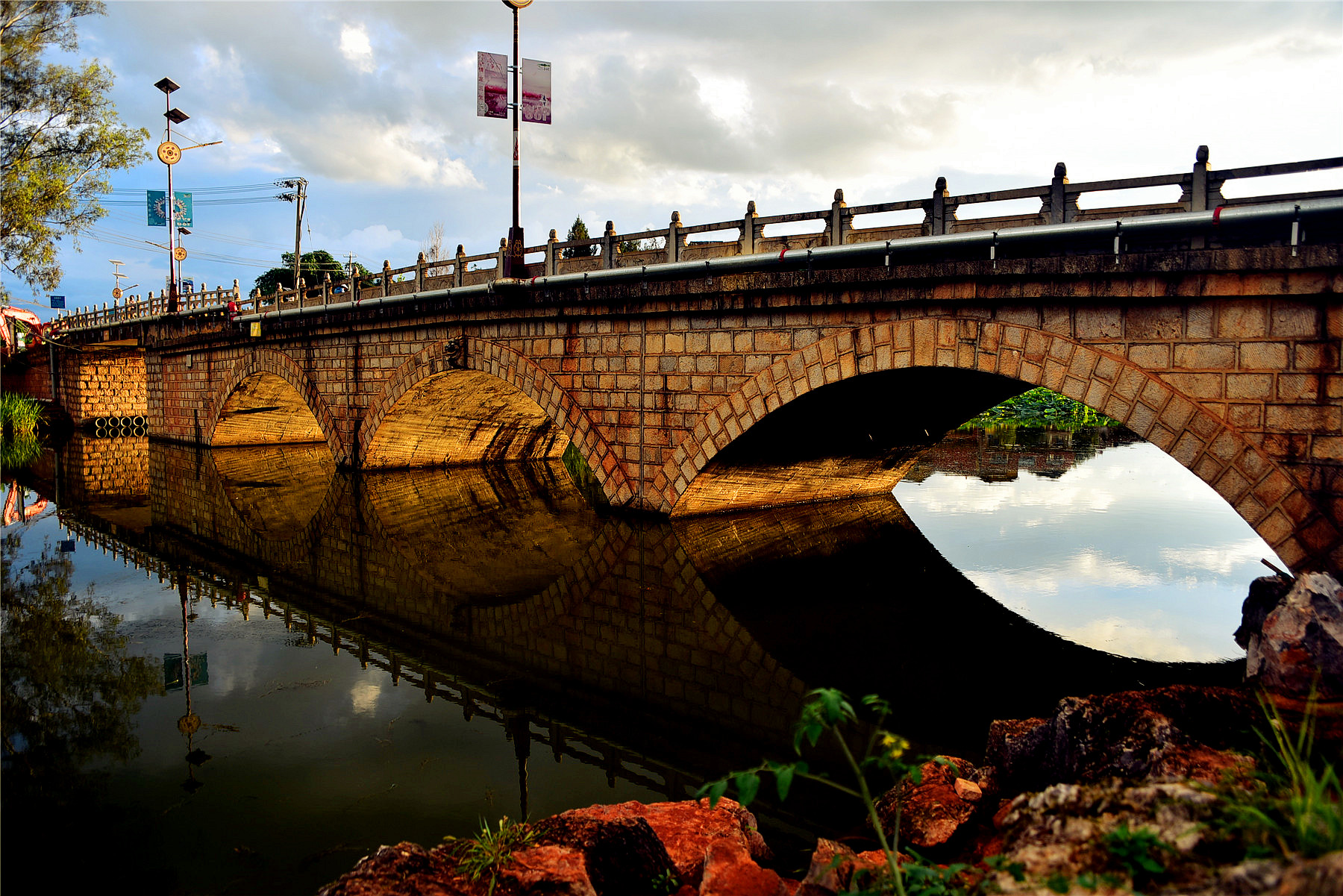  普者黑村口的"情人桥".