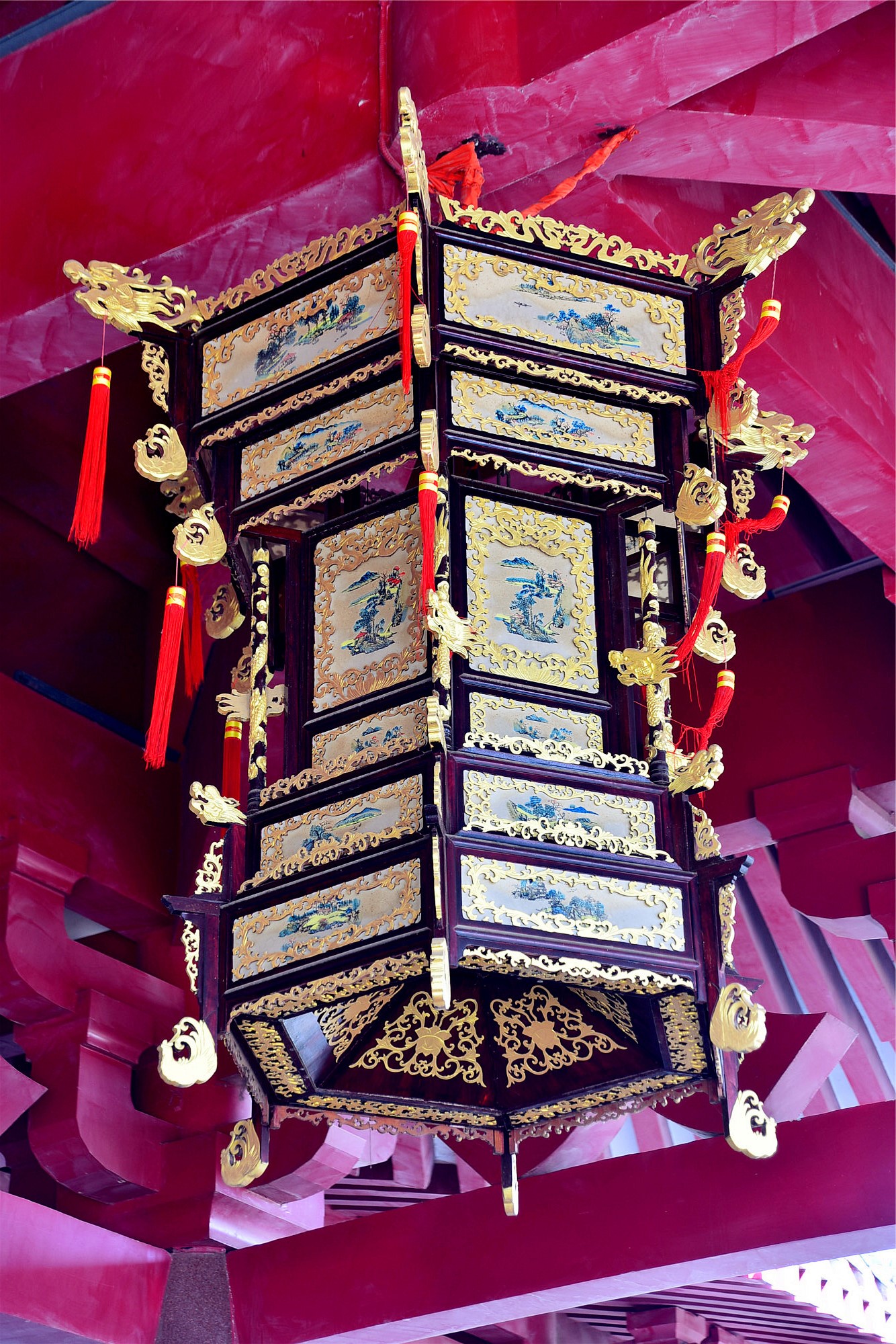 越王楼大门上方悬挂巨型宫灯.