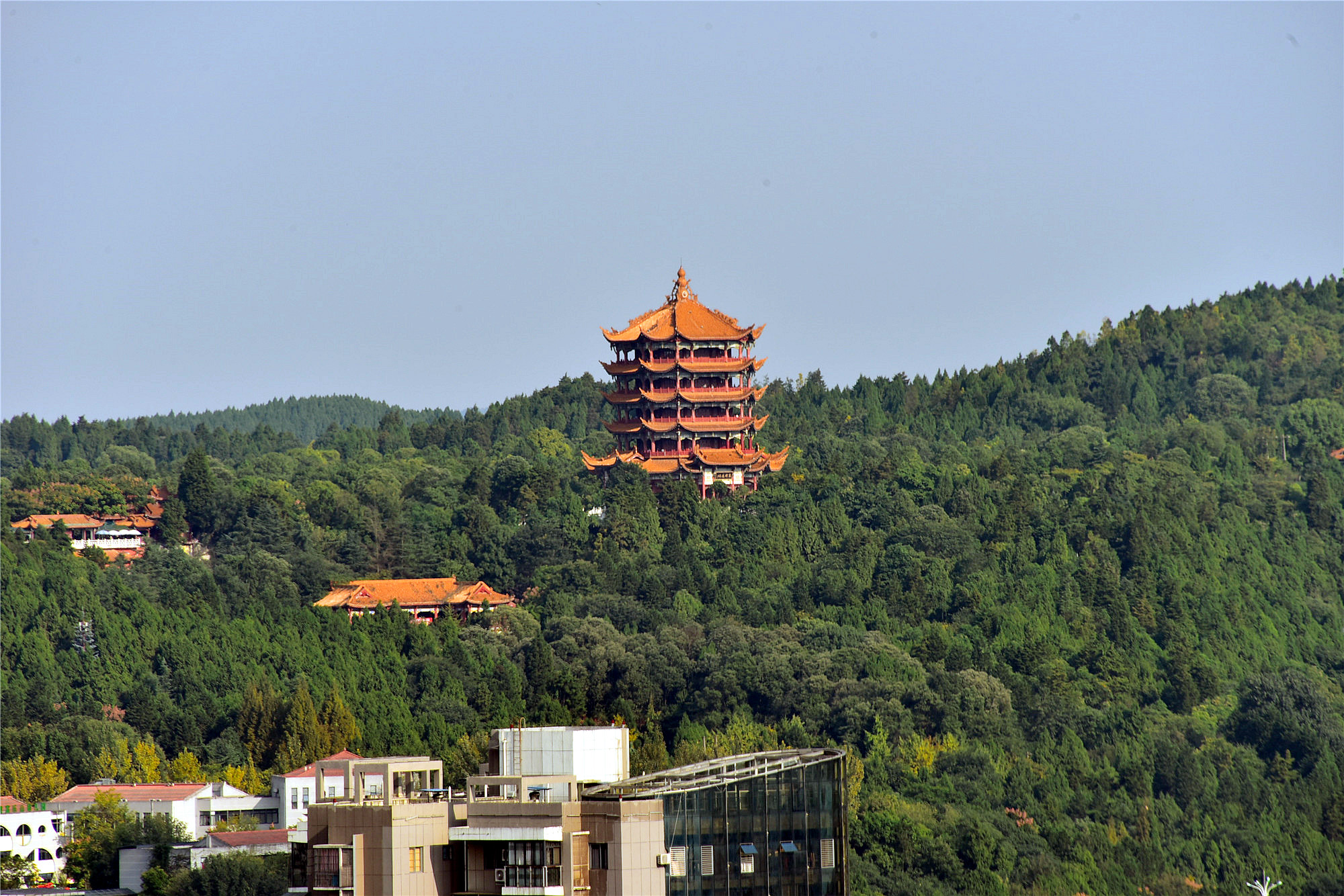 站在越王楼上,可以十分清楚地看见富乐山