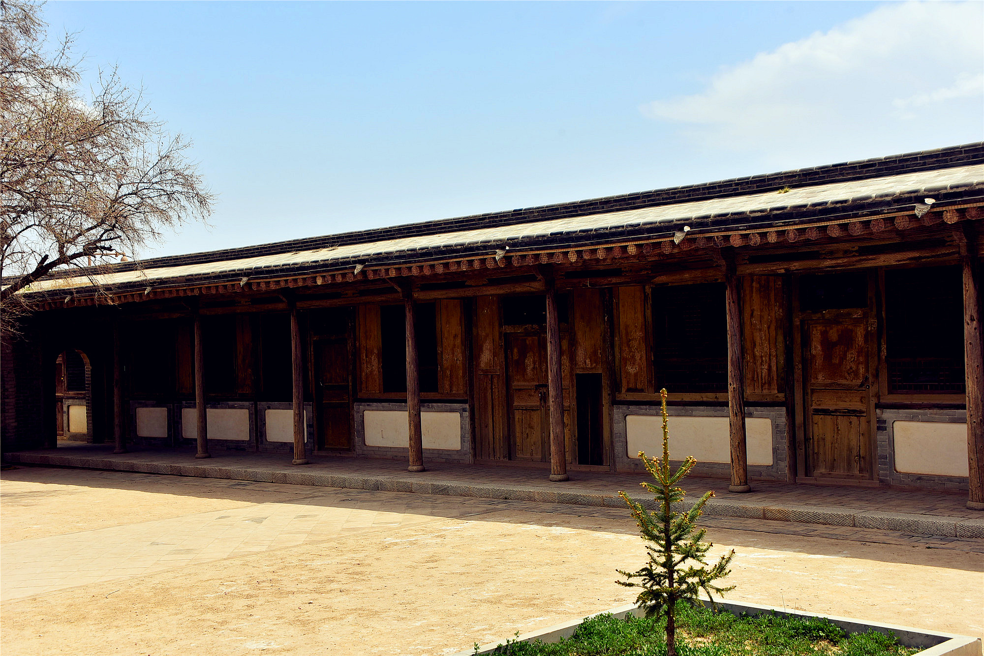 青砖瓦房的四合院带有明显的民国风格.