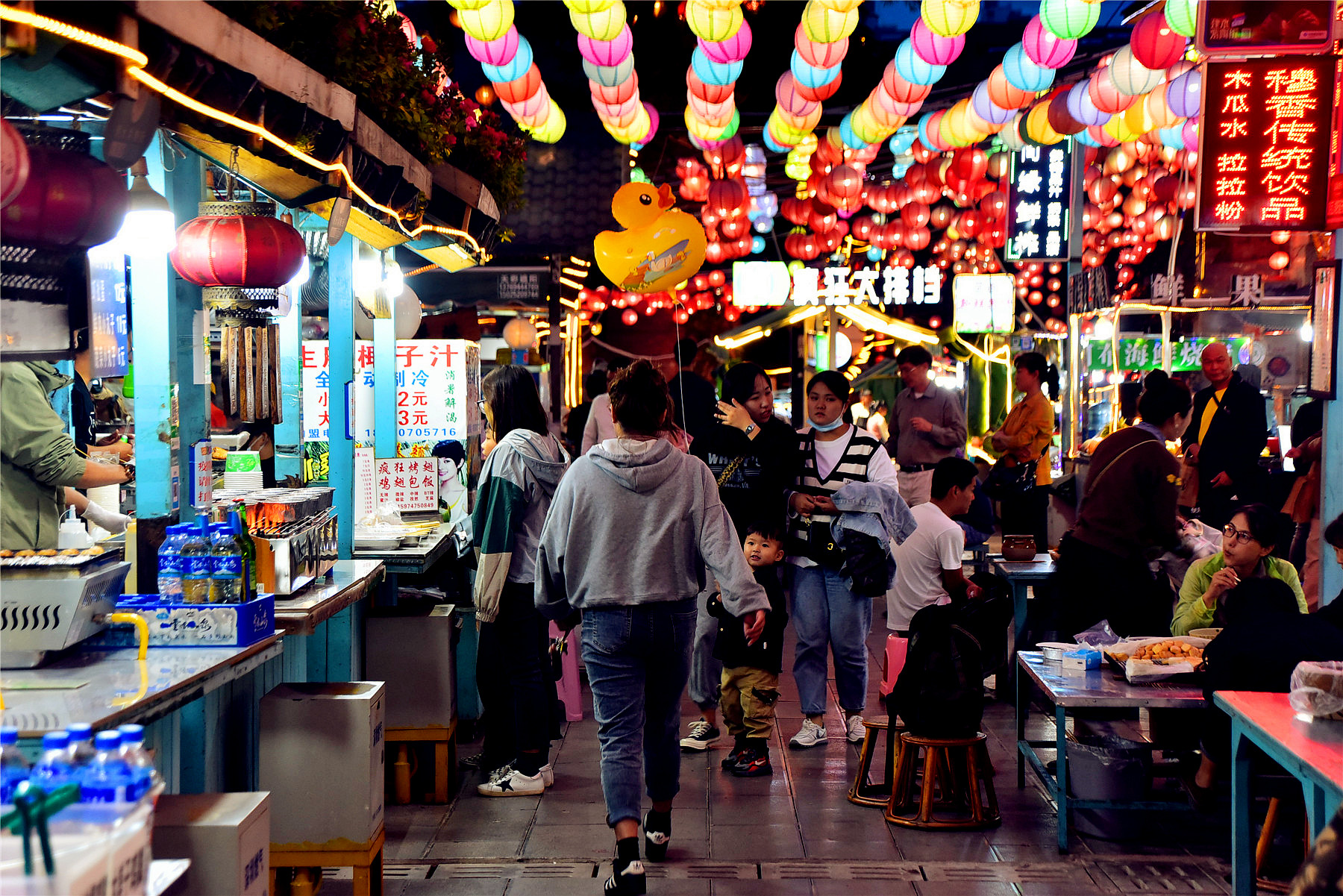 烧烤街的夜晚人头攒动,热闹非凡.