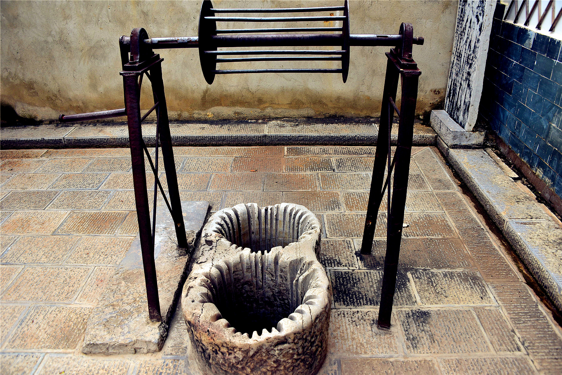 这个是诸葛井,是一个手摇2眼井.