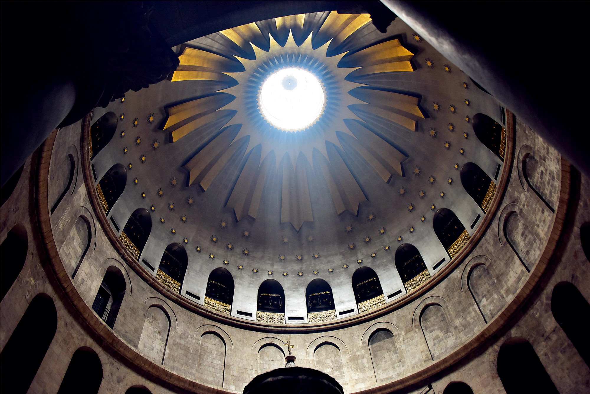 在圣墓上方的圆形穹顶中间有一个天窗,室外的阳光通过天窗照进教堂