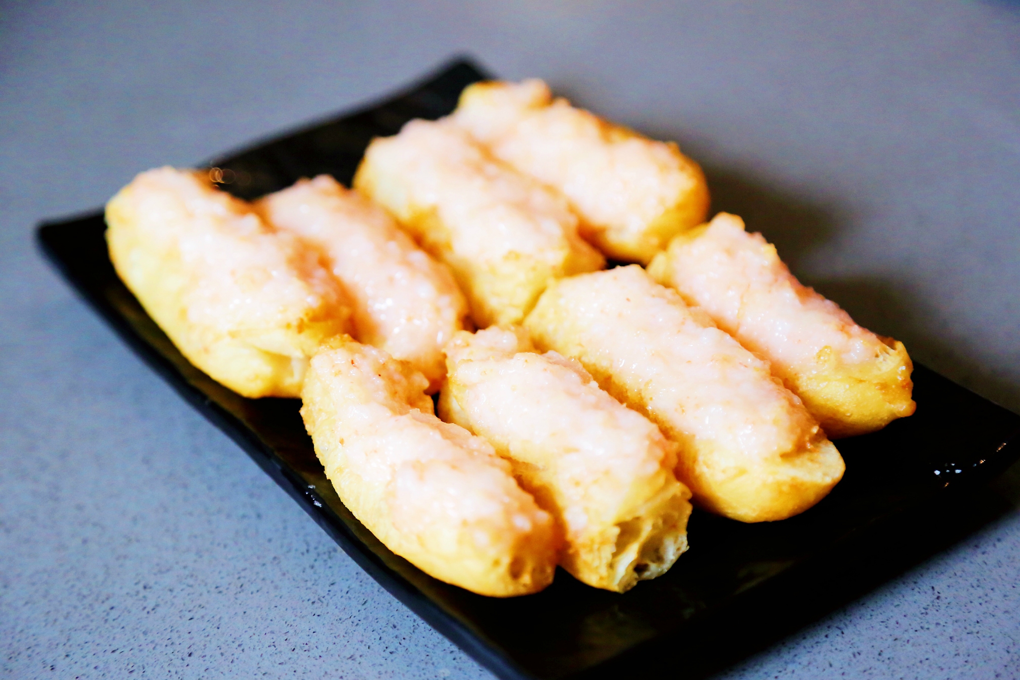 【油条虾】脆脆的油条里包着香气诱人的虾滑,这种搭配我真的第一次试