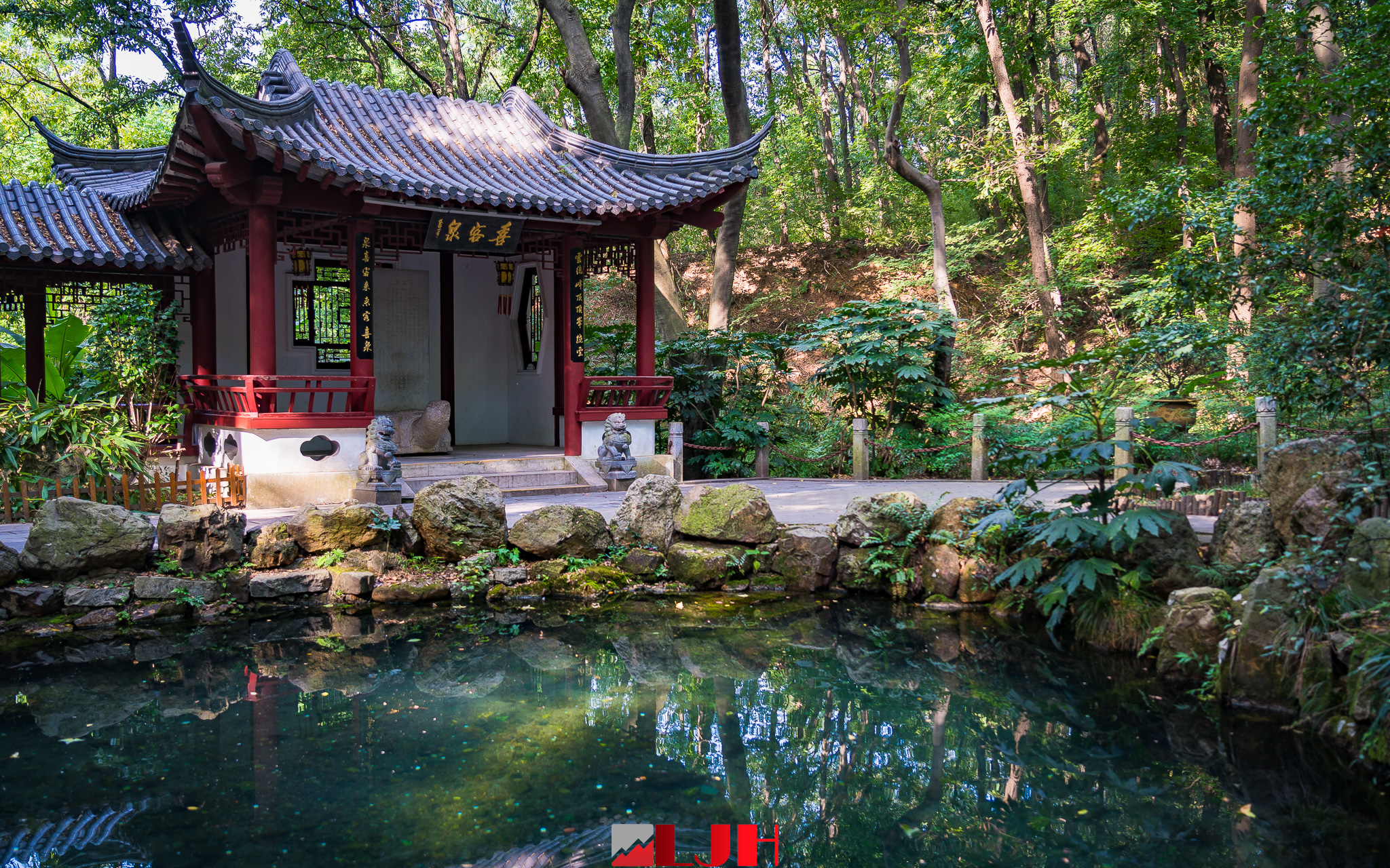 茅山奇观喜客泉,二千多年来鼓掌就能冒水泡